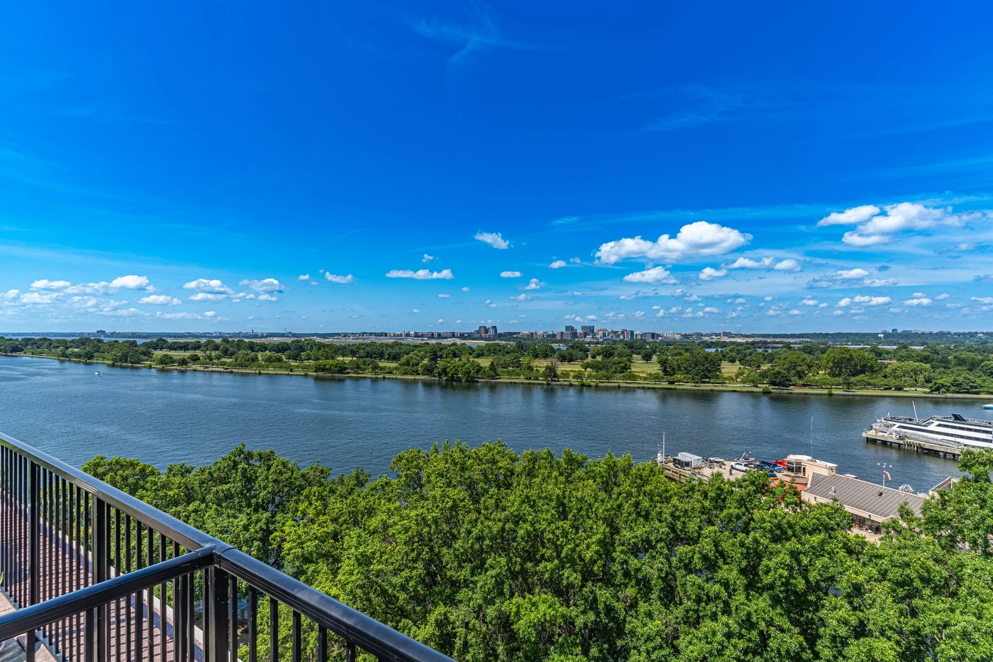 32-web-or-mls-Harbour Square-11.jpg