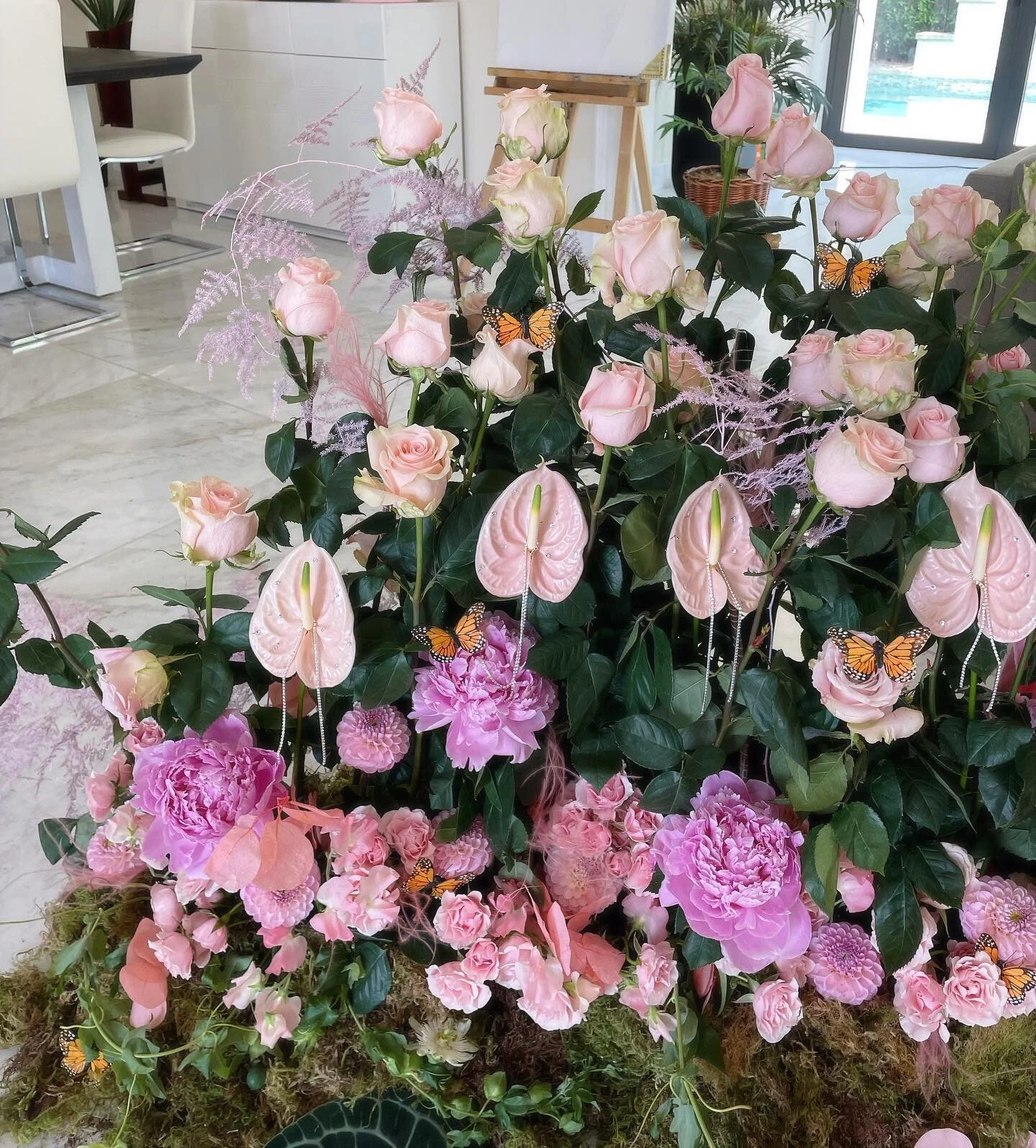 butterfly kisses for @kaliuchis 
✨🌸 custom butterfly floral sculpture with butterfly meadow using Colombian roses, sweet peas, peonies, local dahlia, anthuriums, and more!