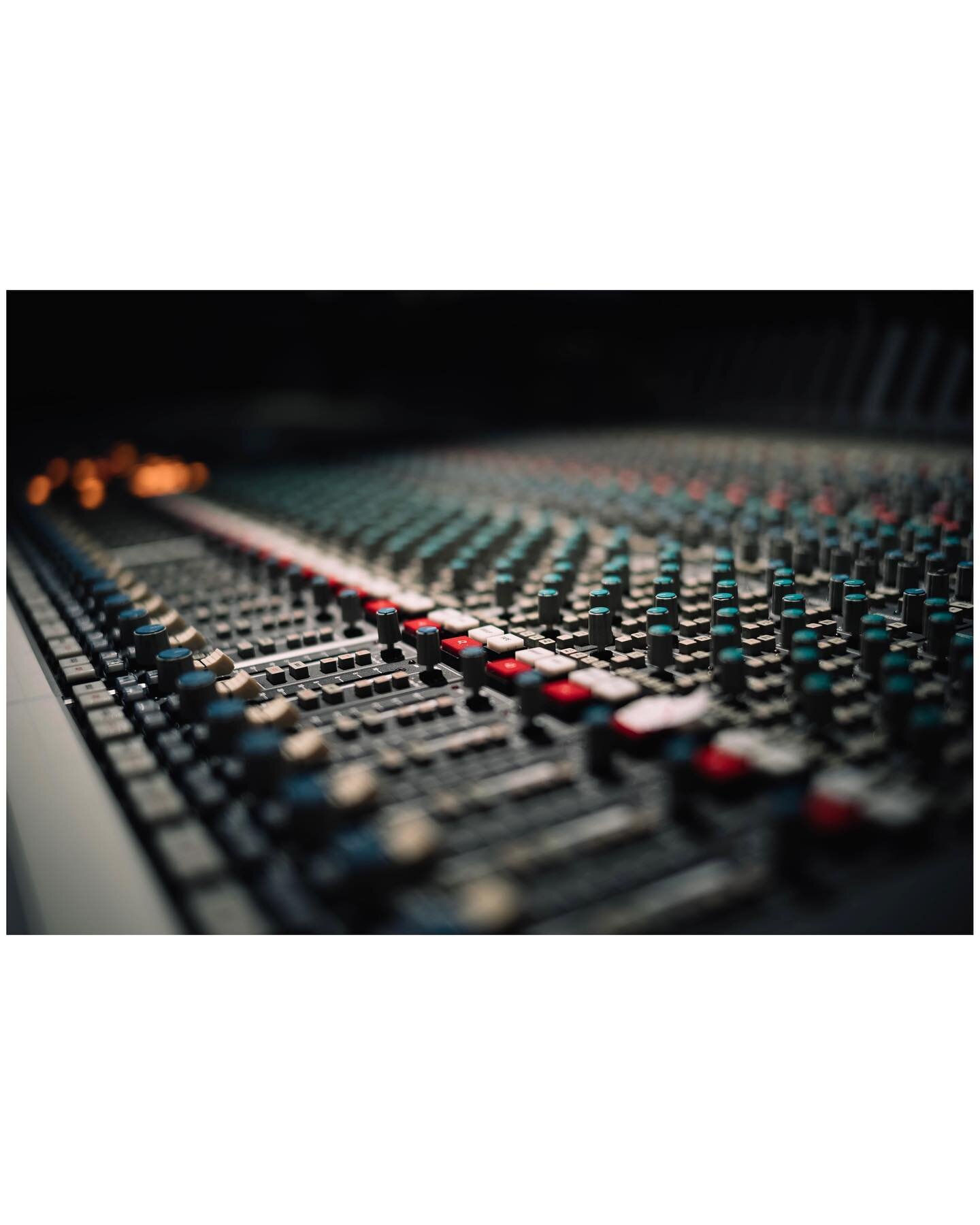 Fridays are fun 🙃
.
.
.
.
.
#ssl #musicproduction #musicproducer #musicstudio #mixing #audiogear #audiogearz #musicgear #analogue #analogmixing #console