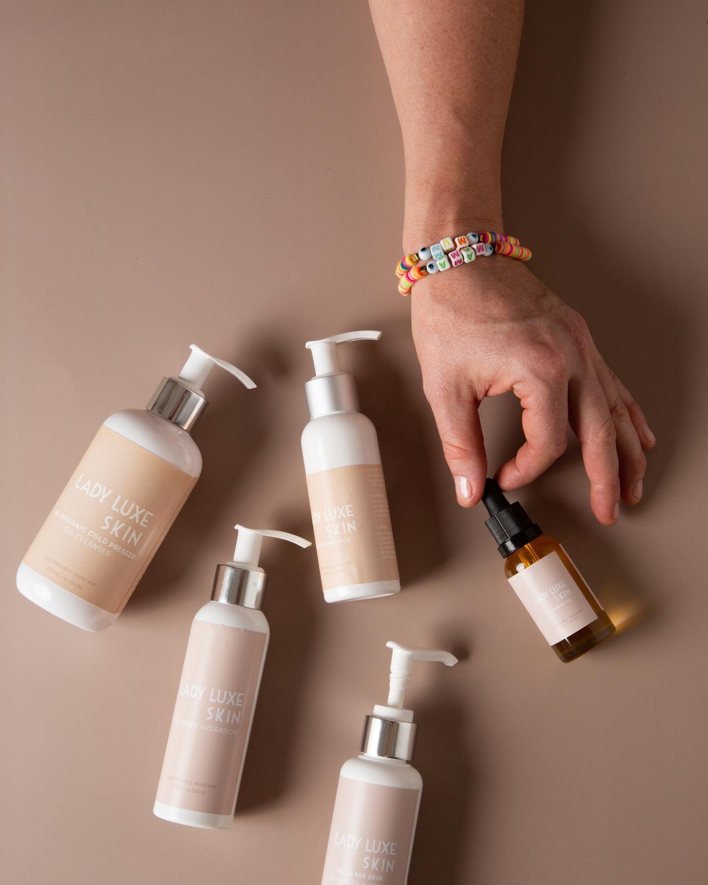 Serum vs. Moisturizer: What's the Difference? 🧴💧

Have you ever wondered about the skincare magic between a serum and a moisturizer? Let's break it down!

🌟 Serums: These lightweight, fast-absorbing liquids are like the power boosters of your 