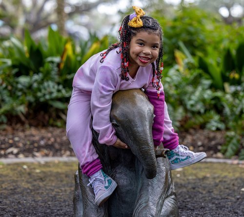 family+portrait+girl+sitting+on+baby+elephant+statue+at+audubon+zoo+new+orleans.jpg