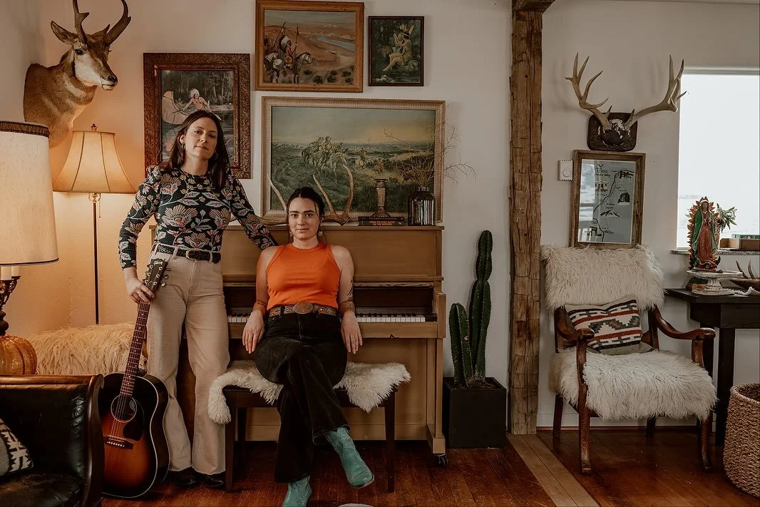🎻🎶 Photo shoot vibes at 
El Coyote with @lenamarieschiffer @laneylouandthebirddogs where the music, the mountains, and the mood all align. The bar is your stage. Bands welcome, creativity encouraged.

📸 @chloenostrant 

#photoshootlocation 
#monta