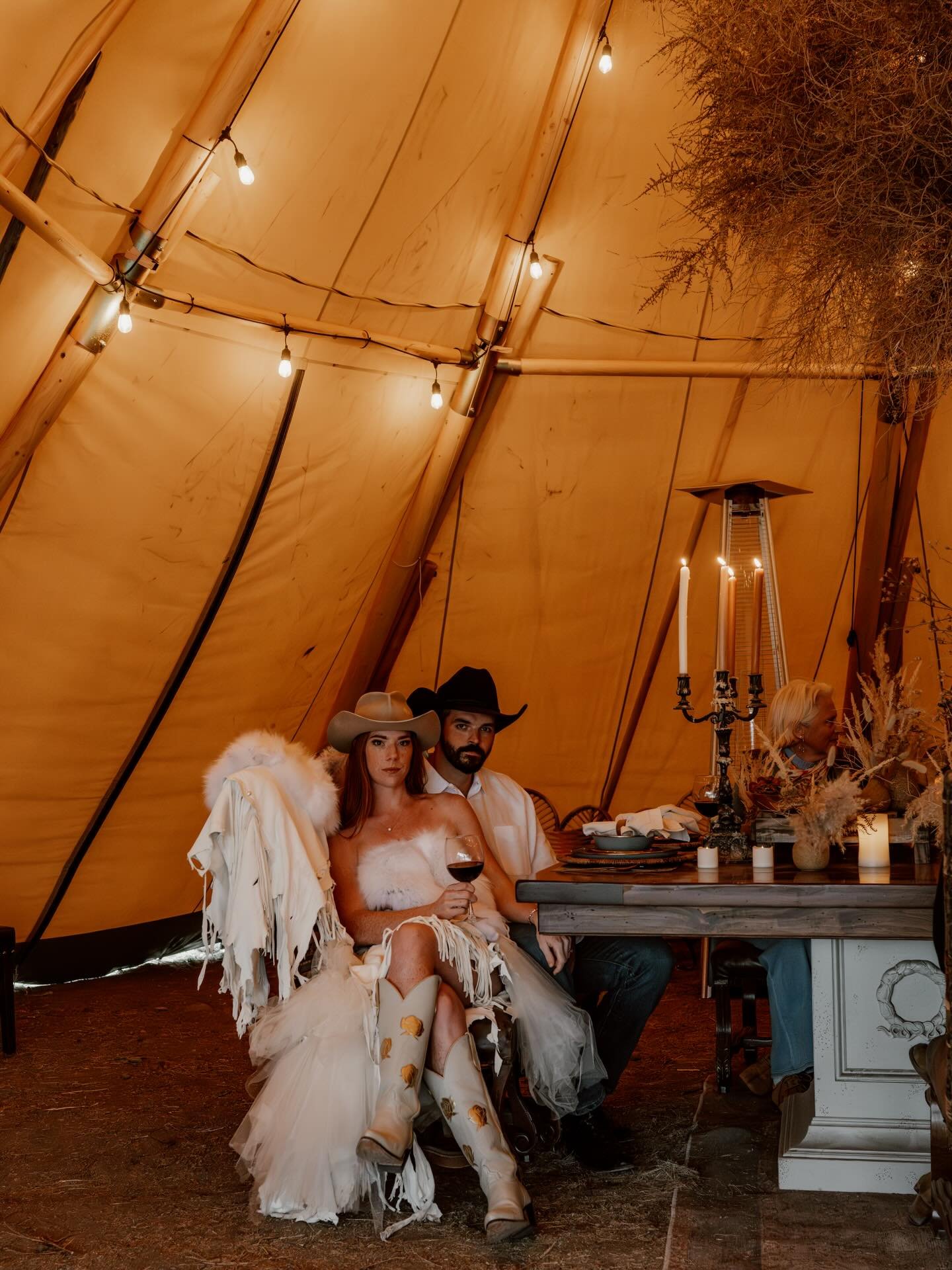 Cozy mountain dinner vibes and carriage rides that make the whole evening feel like a fairytale. 💫

Photo @chloenostrant 
Models @the.sunnyspot
Wardrobe @shotgun.chelle 
Florals @amandajewelfloraldesign
Hat @friknfrakdesigns
Location @peaceofparadis