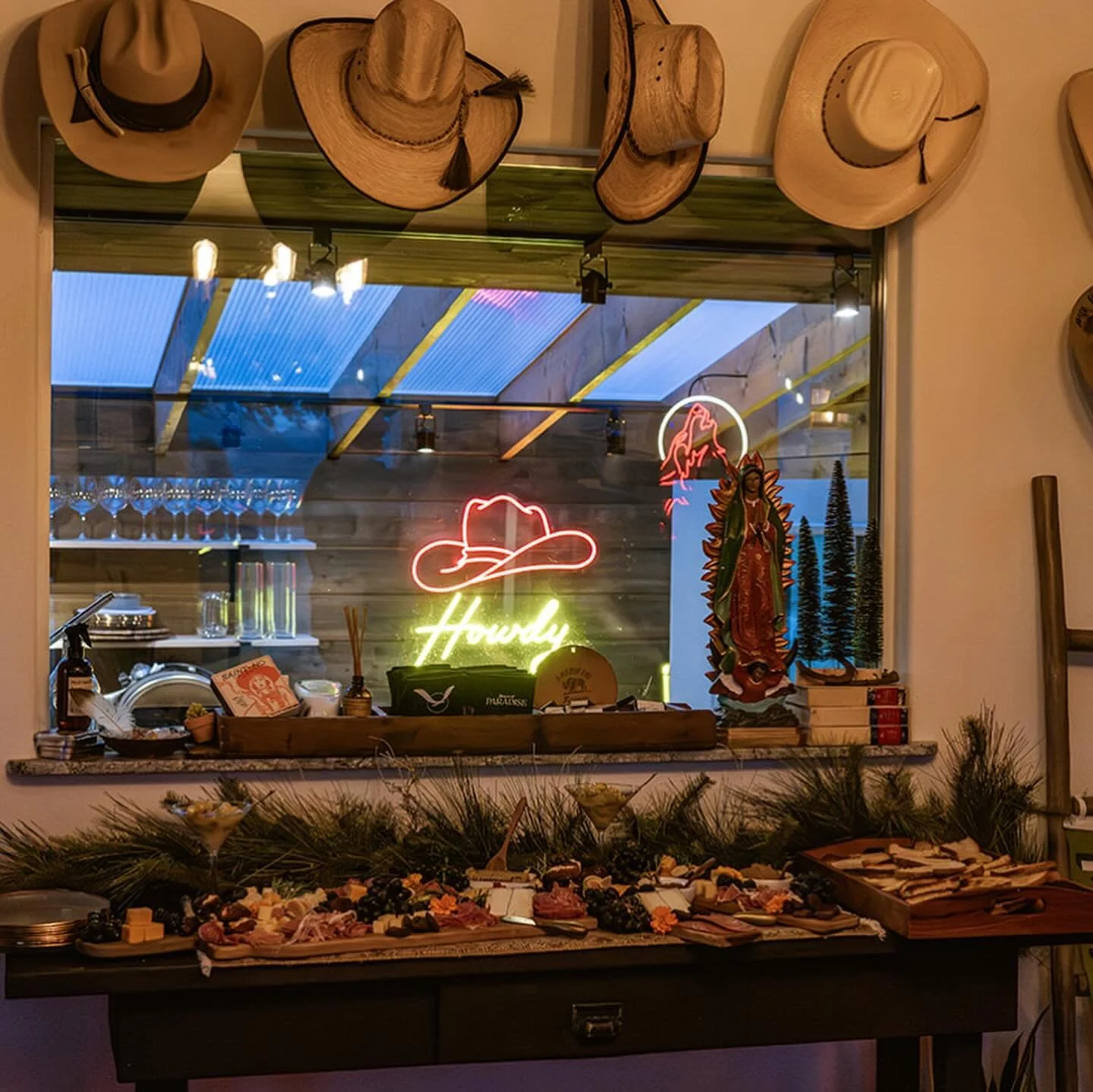 Cocktails at the #elcoyote bar, dinner made in #cowboykitchen , and dining by candlelight in the tipi ✨
One of those nights where the setting makes the moment unforgettable.

#paradisevalleymt #montanaexperience #montanaevents