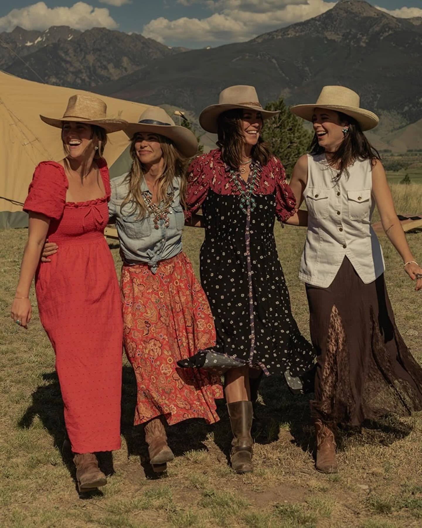 Unplug, slow down, and reconnect in the heart of Paradise Valley. ✨
Our creative retreats for women are all about creativity, laughter, and the kind of moments you wish you could bottle up forever. Last year, mothers and daughters gathered here to cr