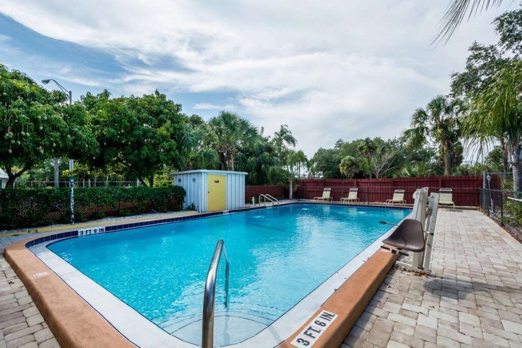 outdoor-pool.jpeg