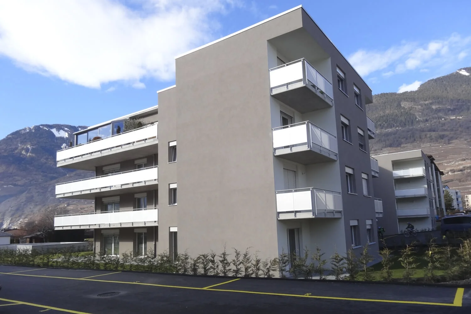 Vue façade et parking