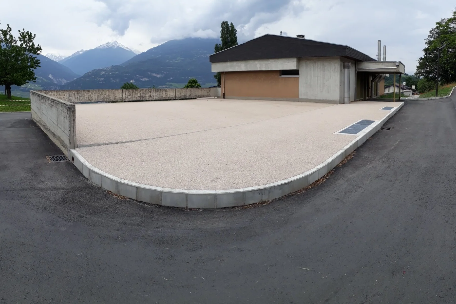 Bordure béton + sauts-de-loup bétonnés sur place