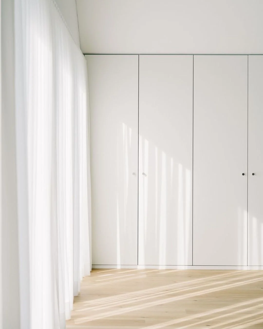 [Durchdachter Stauraum]
Ein perfekter Schrank vereint Funktionalit&auml;t mit stilvollem Design und bietet vielseitige Staurauml&ouml;sungen! Dabei gehen wir bei der Planung besonders auf die W&uuml;nsche und Bed&uuml;rfnisse der Nutzer ein. Bei der 