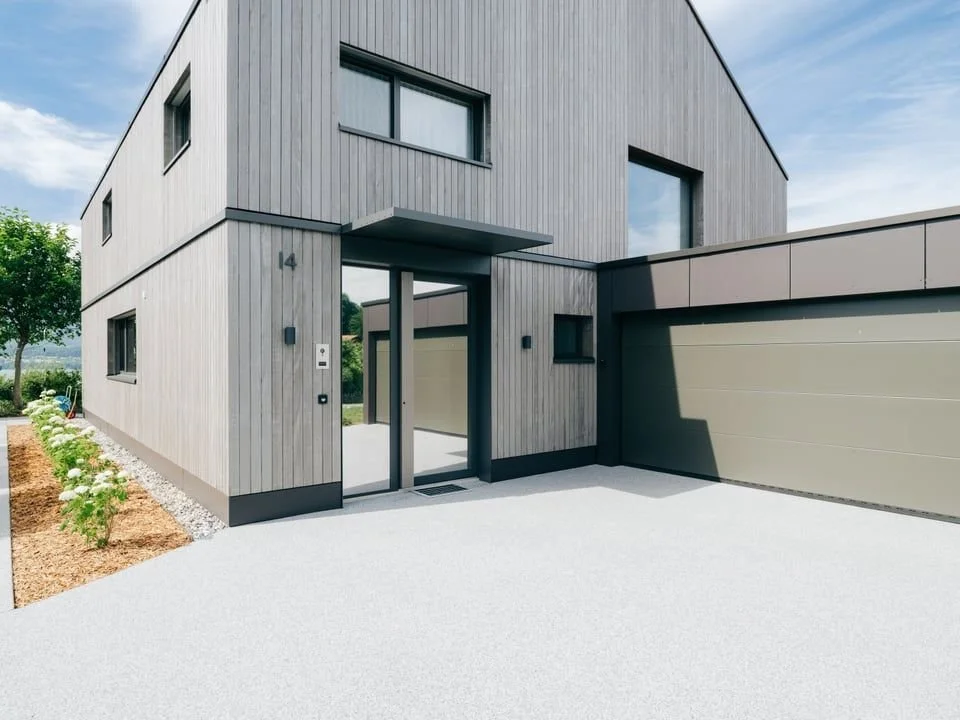 [Moderne Garage]
Eine moderne Garage kann viel mehr als nur Autos beherbergen.
Sie wird zum multifunktionalen Raum, f&uuml;r Fahrr&auml;der, motorisierte Kleinfahrzeuge, Gartenger&auml;te und mehr.
Technisch durchdacht: Dank einer Photovoltaikanlage 
