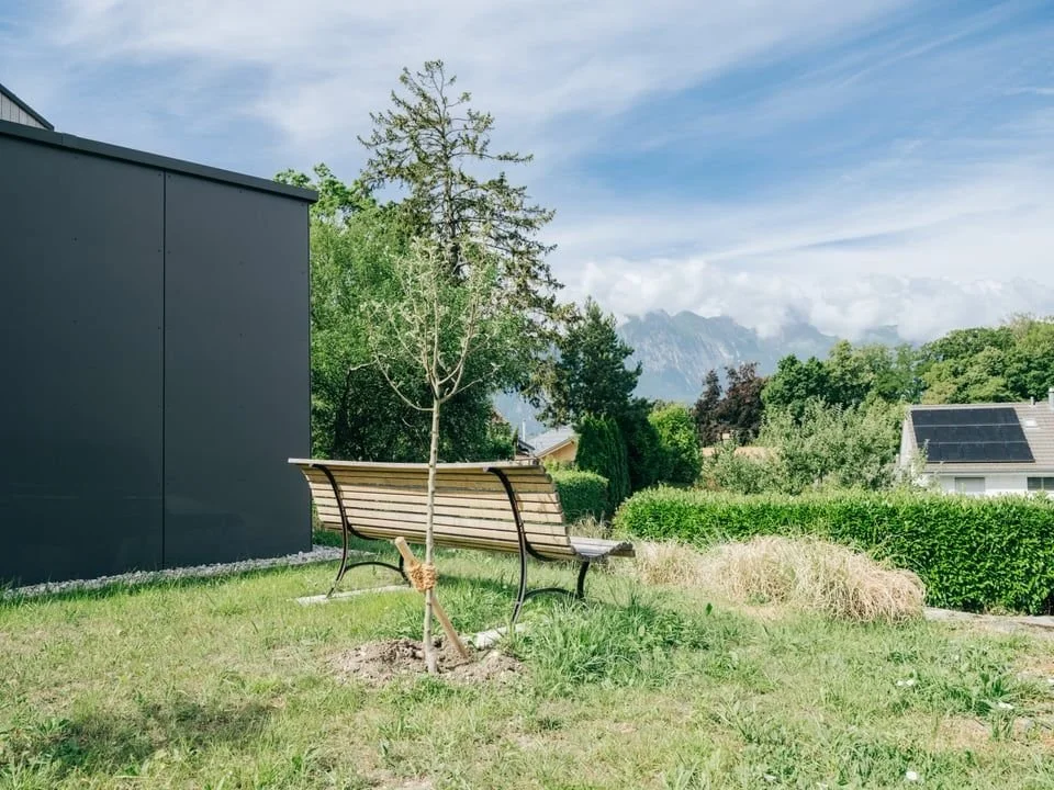 [Kleiner Garten, grosse Wirkung]
Auch auf begrenztem Raum l&auml;sst sich eine Oase der Ruhe schaffen.
Dieser Garten vereint &auml;sthetischen Genuss mit Ausblick auf See und Berge und bietet durch eigene Beete auch kulinarischen Mehrwert. Gezielte P