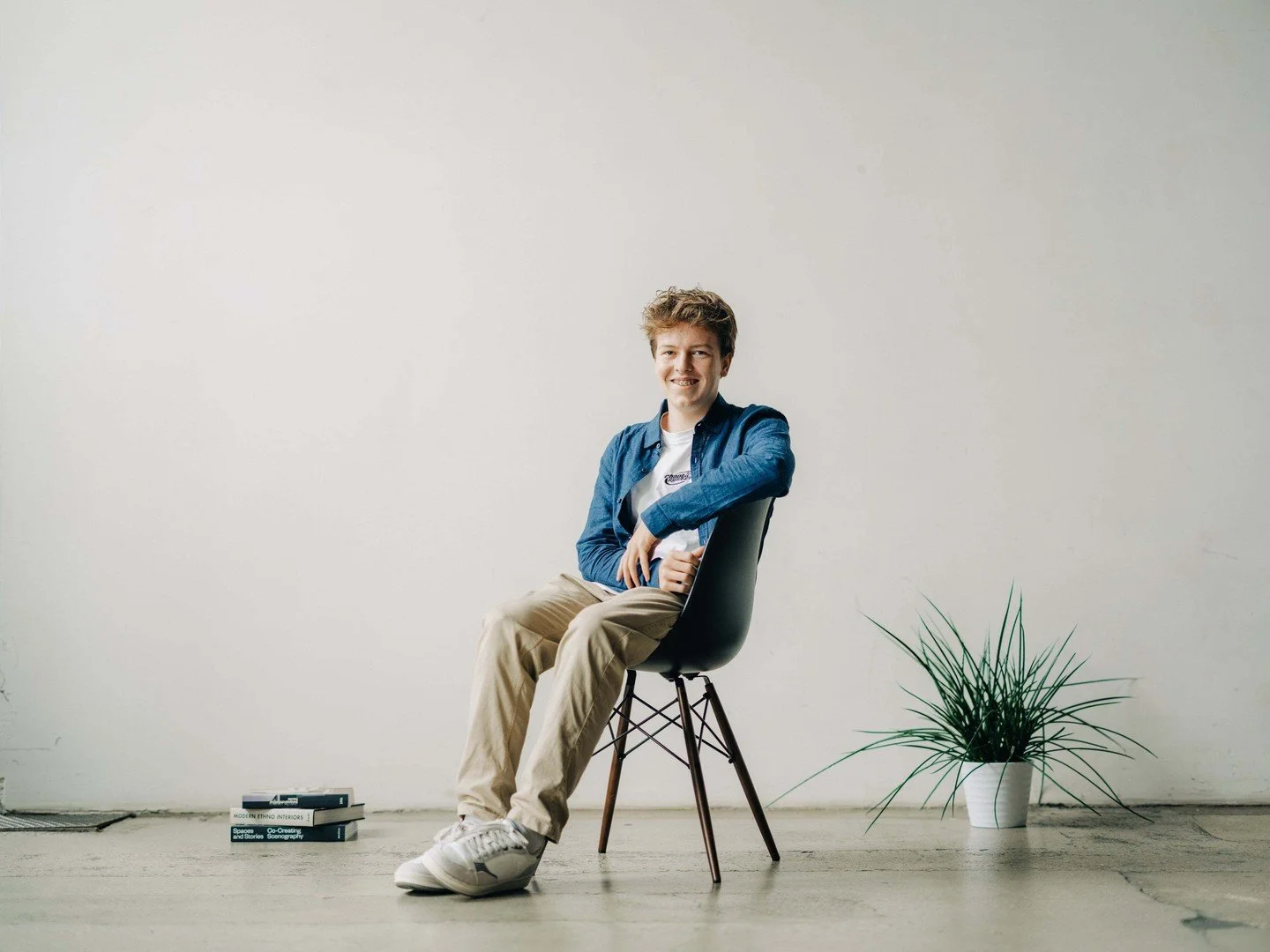 [Lars Amacher]
Seit Anfang August arbeite ich als lernender Zeichner EFZ Fachrichtung Innenarchitektur bei H&auml;sler + Partner. Die Arbeit mit verschiedenen Farben, Formen und Materialen begeistert mich sehr &ndash; genau deshalb fasziniert mich di