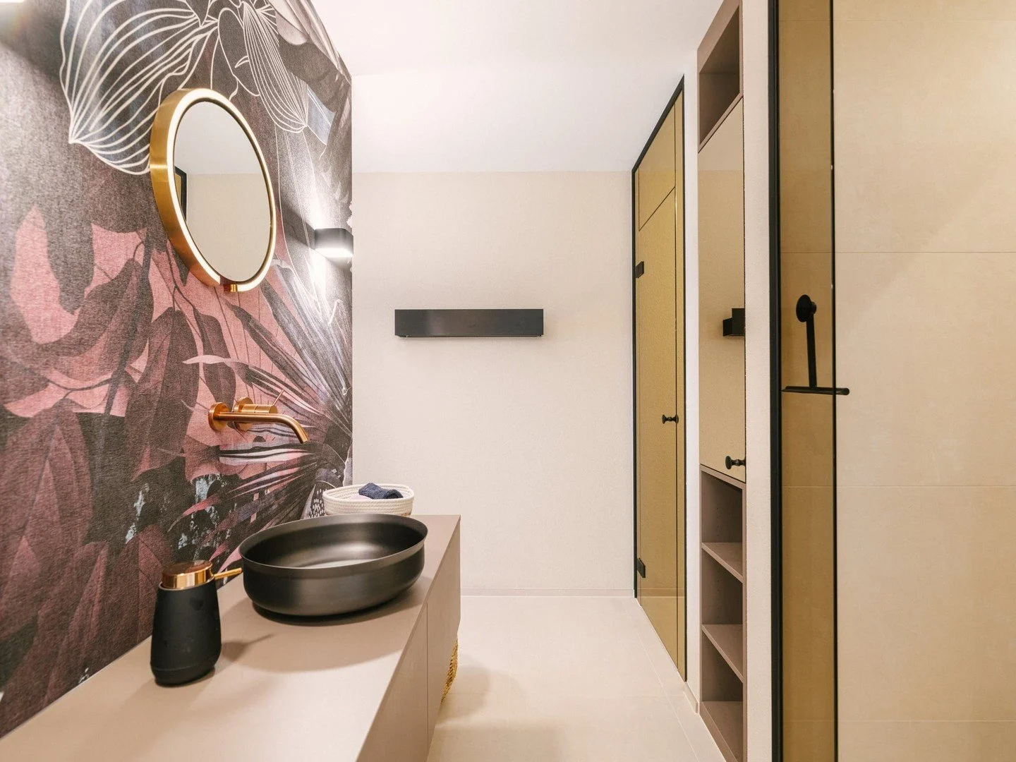 [Wellness]
Mit dem Treppenaufgang ins 1. Obergeschoss taucht man in eine Oase der Ruhe und Erholung. Die Bl&auml;ttertapete geleitet einen in den neu entstandenen Wellnessbereich, in welchem man sich entspannen kann.
&bull;
&bull;
&bull;
&bull;
&bull