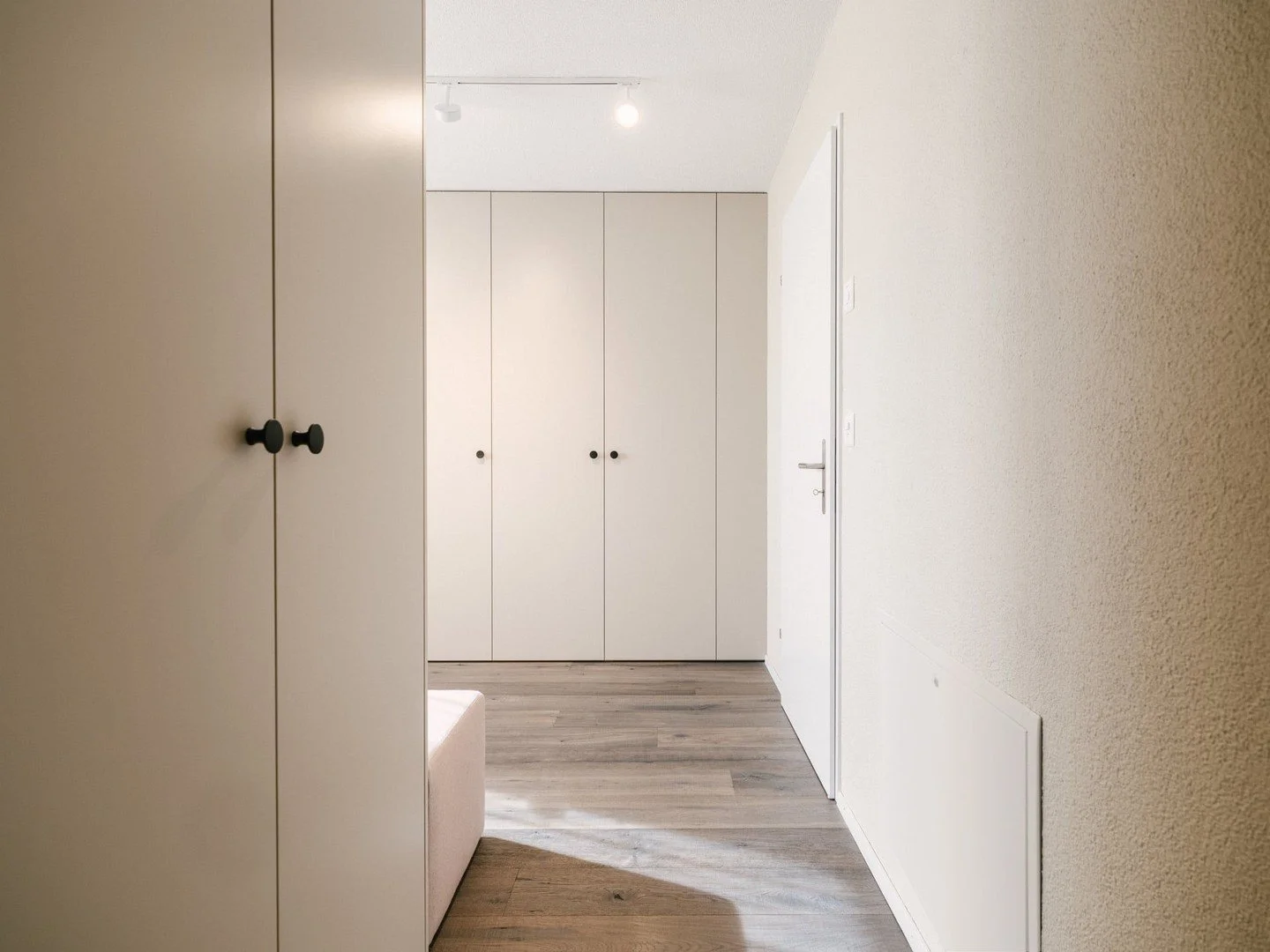 [umkleiden]
Die neuen Einbauschr&auml;nke in der modernen Umkleide lassen punkto Stauraum keine W&uuml;nsche offen. Die grossen Spiegel und die zur&uuml;ckhaltenden Farben der Materialien erm&ouml;glichen das perfekte Styling. 
&bull;
&bull;
&bull;
&