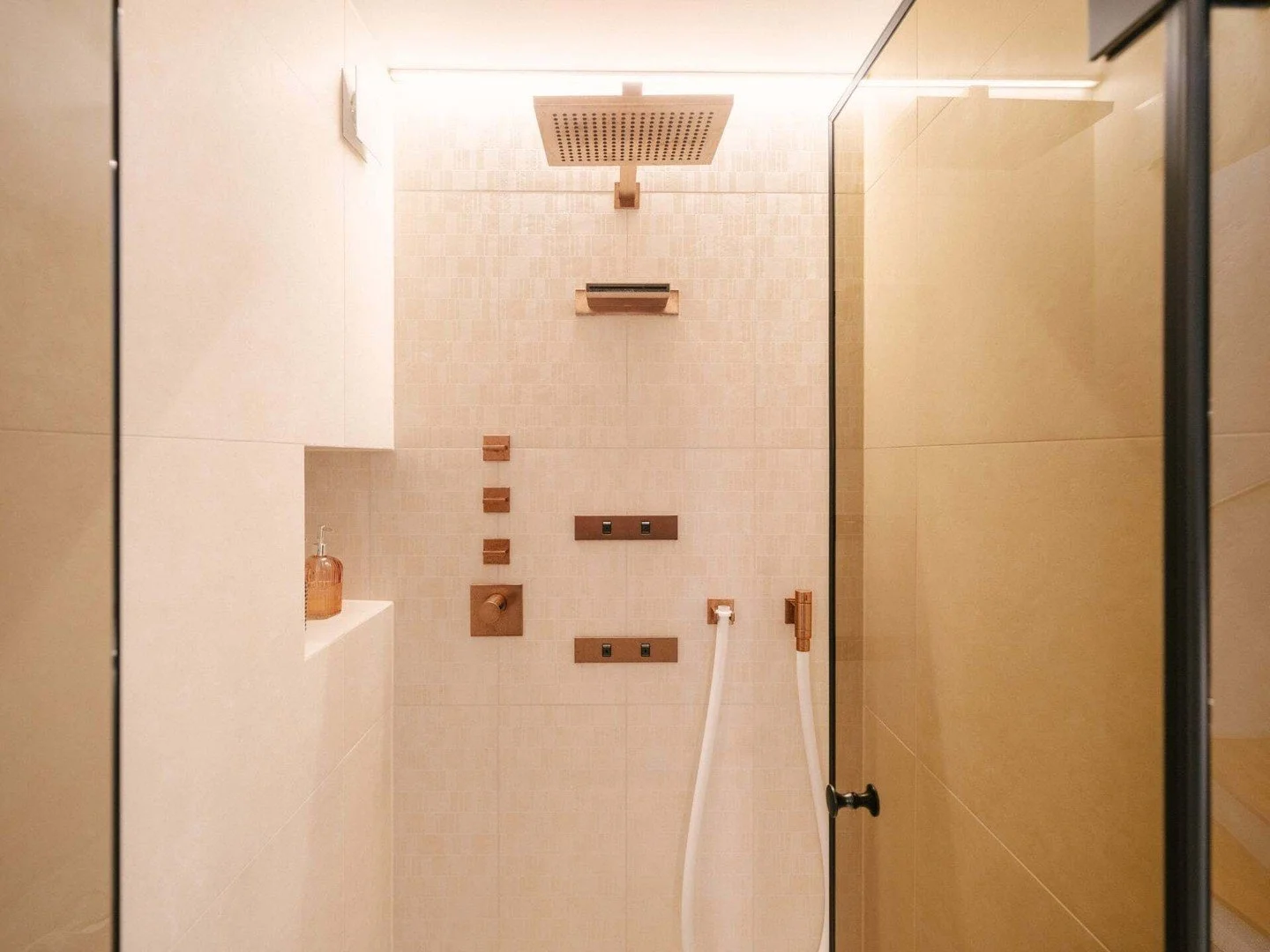 [Duscherlebnis]
Durch den r&auml;umlichen Zusammenschluss verschiedener Zimmer entstand in diesem Objekt ein offener, grossz&uuml;giger Dusch- und Toilettenbereich. Die Dusche dient, nebst der Funktion einer herk&ouml;mmlichen Dusche, der Abk&uuml;hl