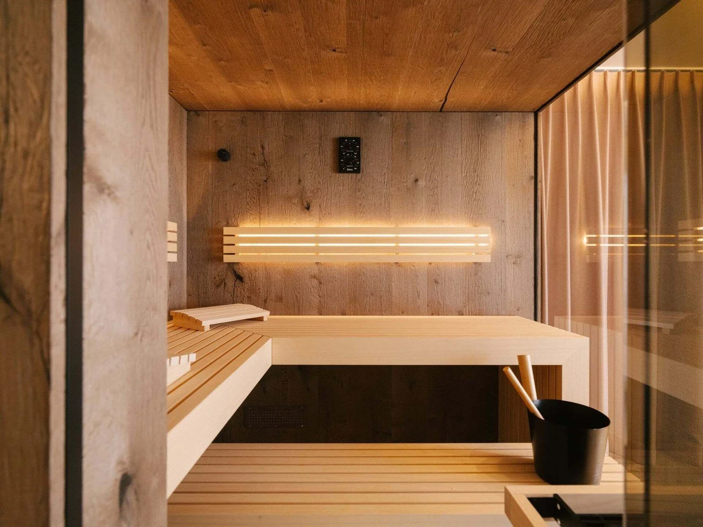 [schwitzen]
Stellen sie sich vor: nach einem kalten, eisigen Wintertag nach Hause kommen, sich in die eigene Sauna legen und entspannen. Klingt das nicht wundervoll? In dieser kleinen, privaten Wohlf&uuml;hloase ist dies m&ouml;glich und erst noch in