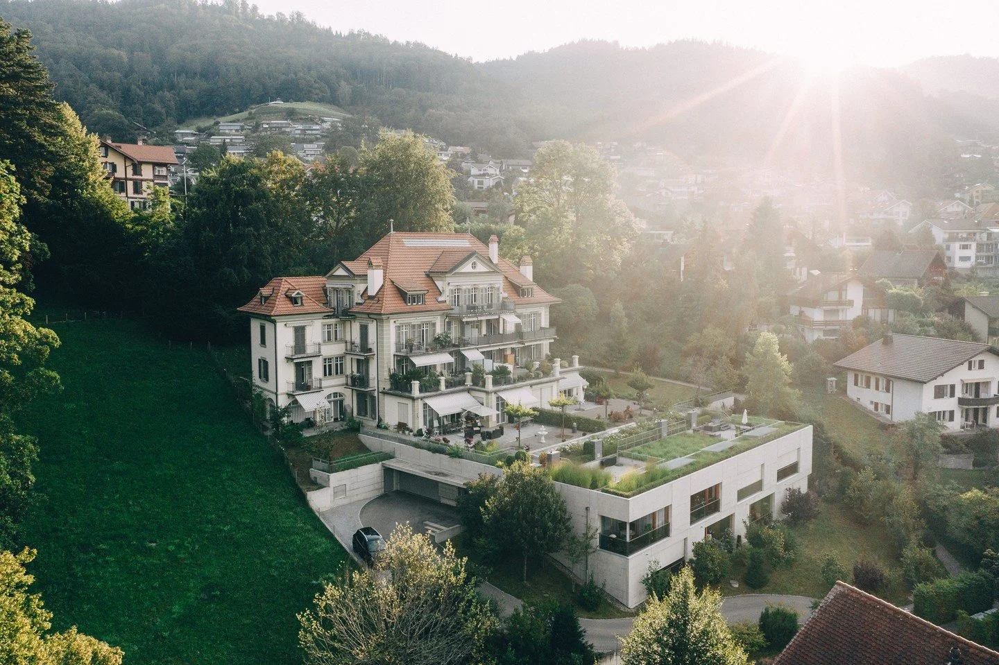 [Projekte am rechten Thunerseeufer]
Wohnen, wo andere Ferien machen &ndash; dieses besondere Lebensgef&uuml;hl pr&auml;gt das rechte Thunerseeufer. In diesem Umfeld sind von uns verschiedene Objekte realisiert worden &ndash; von einer Arztpraxis &uum