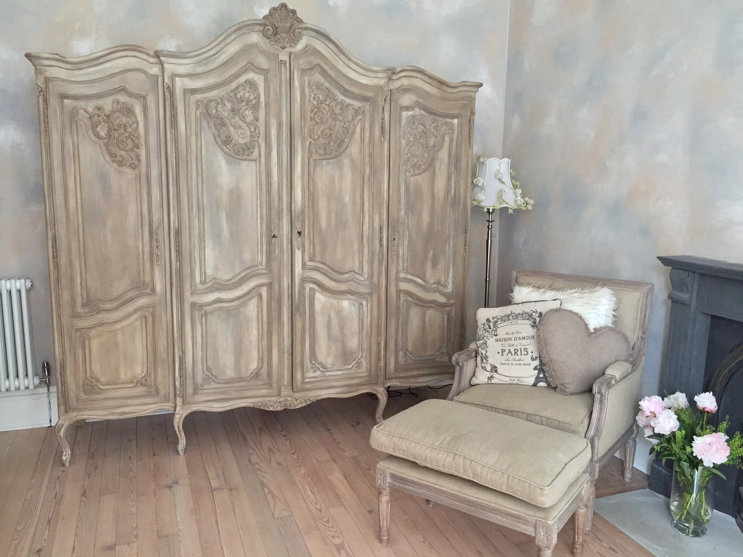 How to get that Distressed look when Upcycling Furniture Upcycgirl