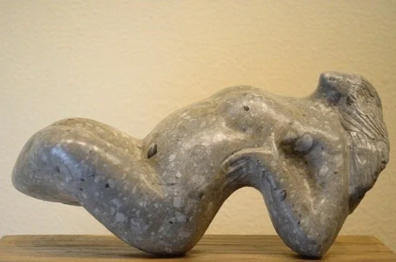 LA DESNUDEZ DE LA PIEDRA // SONIA UBILLA