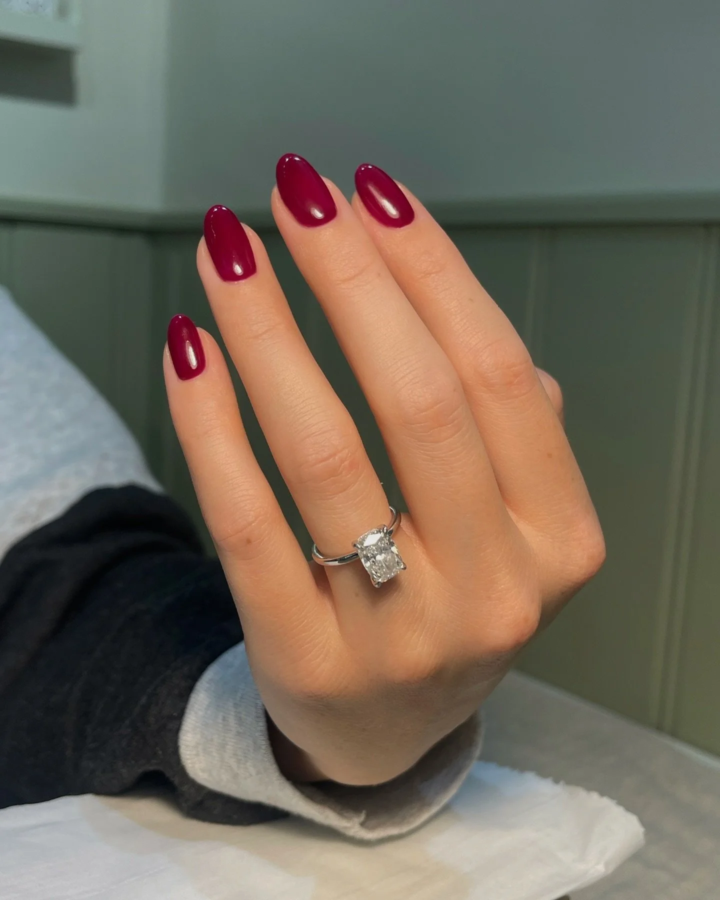 my client in her fianc&eacute; era ✨ 

swipe to see the pic I got sent after he proposed! that ring though 😍 

@the_gelbottle_inc manhattan

#tgb #tgbmanhattan #thegelbottle #thegelbottlebiab #thegelbottleinc #nailtech #mani #surrey #surreysalon #sa