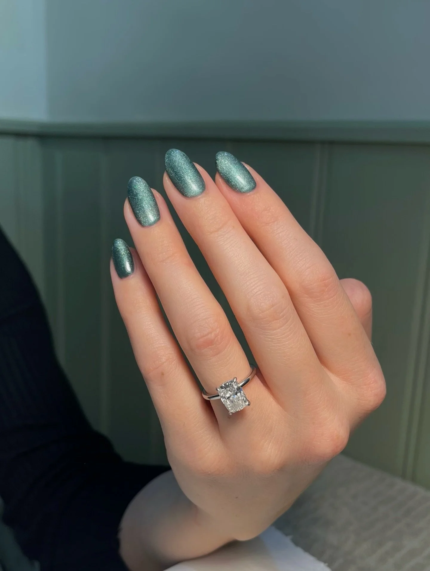 the best nails &amp; the best ring 😍✨ 

@the_gelbottle_inc belgravia 

#thegelbottleuk #tgb #tgbbelgravia #thegelbottle #thegelbottleinc #nailtech #nails #nailtechs #gels #salon #surrey #surreysalon