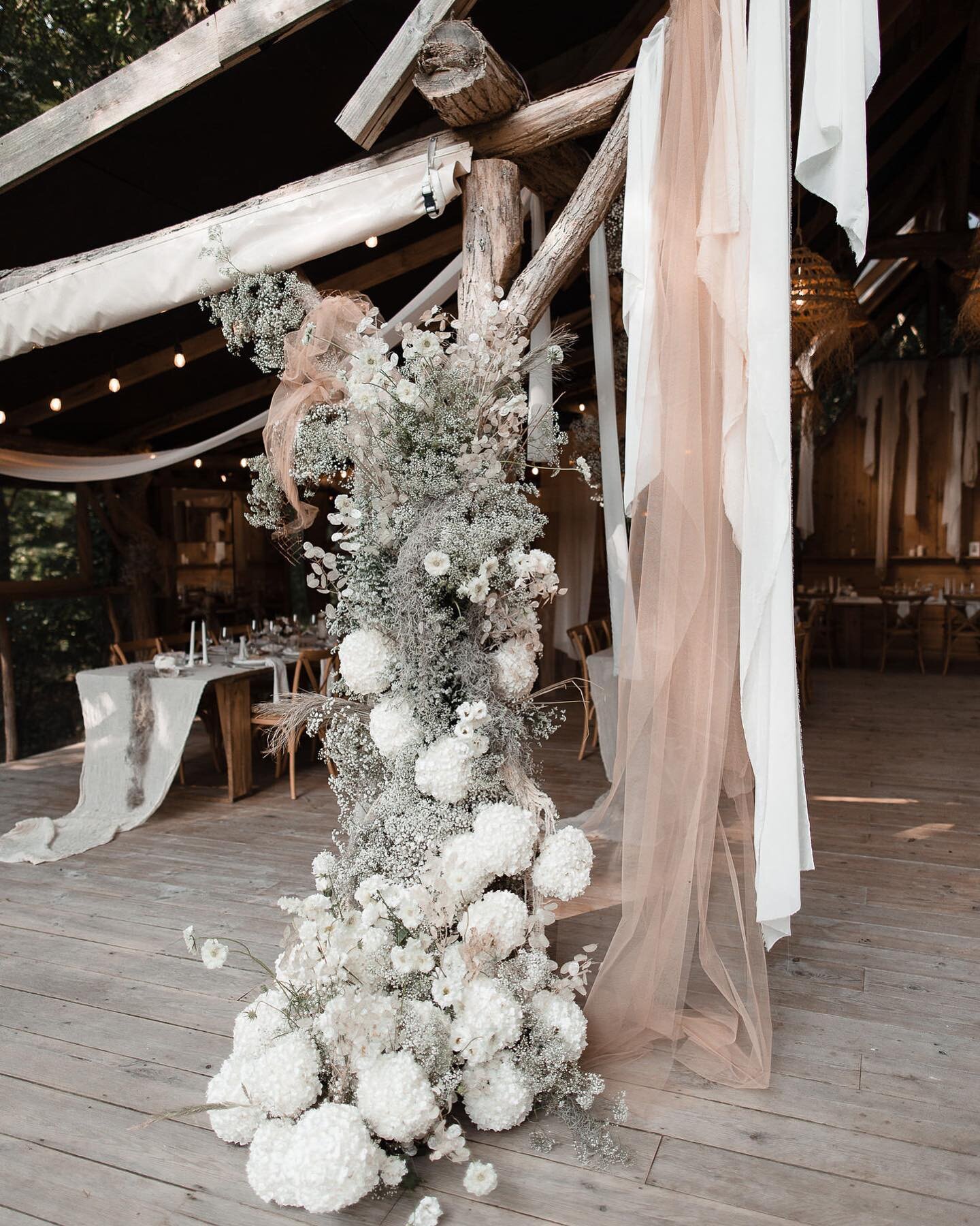 Diner timer ☁️

What a spectacular diner for these guests &hellip; it was magical ✨

Photo @pinewoodweddings 
Venue @cocobarnwoodlodge 
Planner @drougartevent 
Design deco &amp; floral @botaniquebazar 

#frenchflorist #weddinginspiration #weddingflor