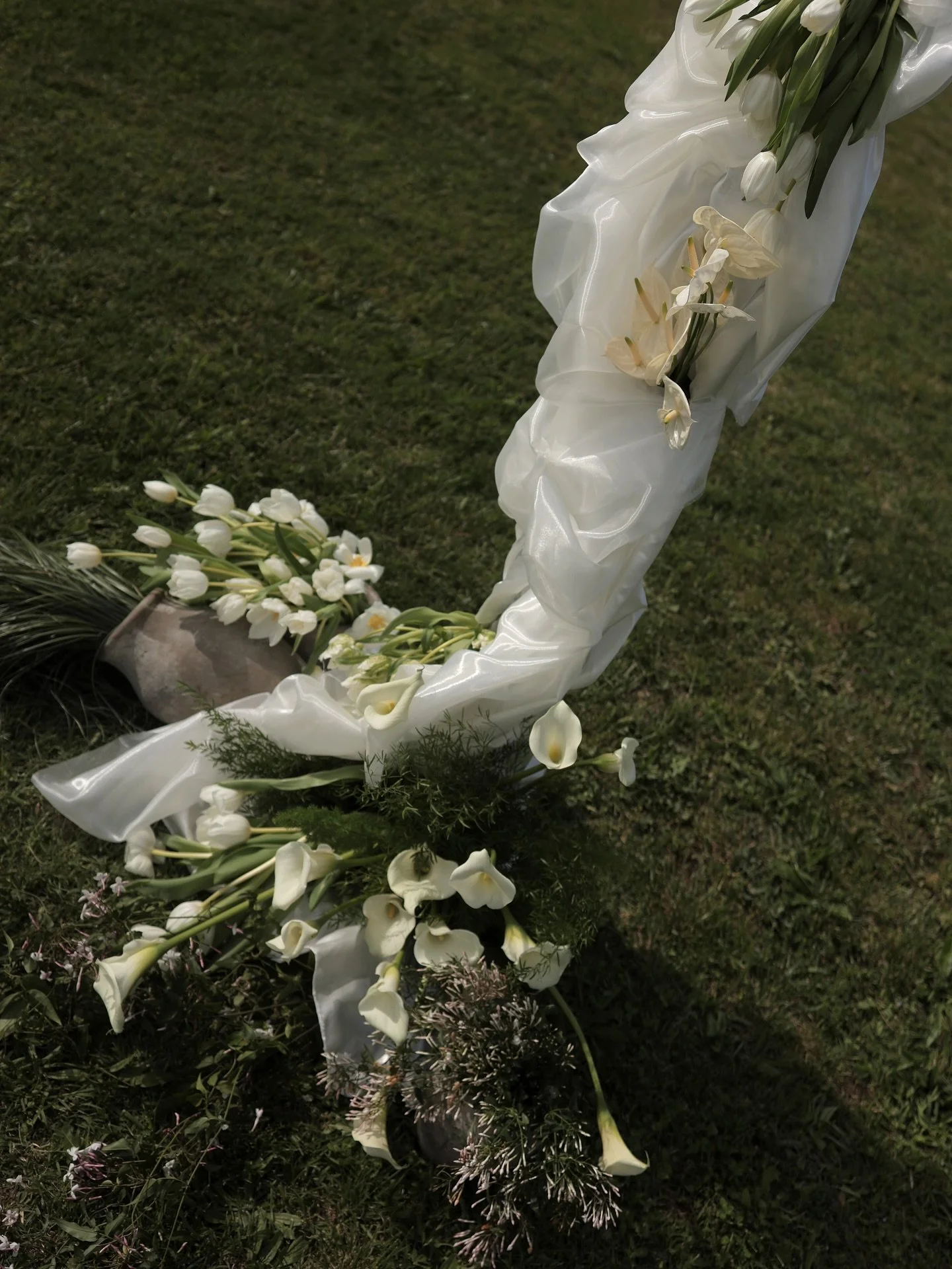 When flowers meet fabric and turns it into movements&hellip;🍃

Team wedding : 
Wedding Planner &amp; Artistic direction @gambs.studio &amp; @tezenas.studio
Venue @lesdomainesdepatras
Floral design @botaniquebazar
Photographer @marioncolombani
Filmma