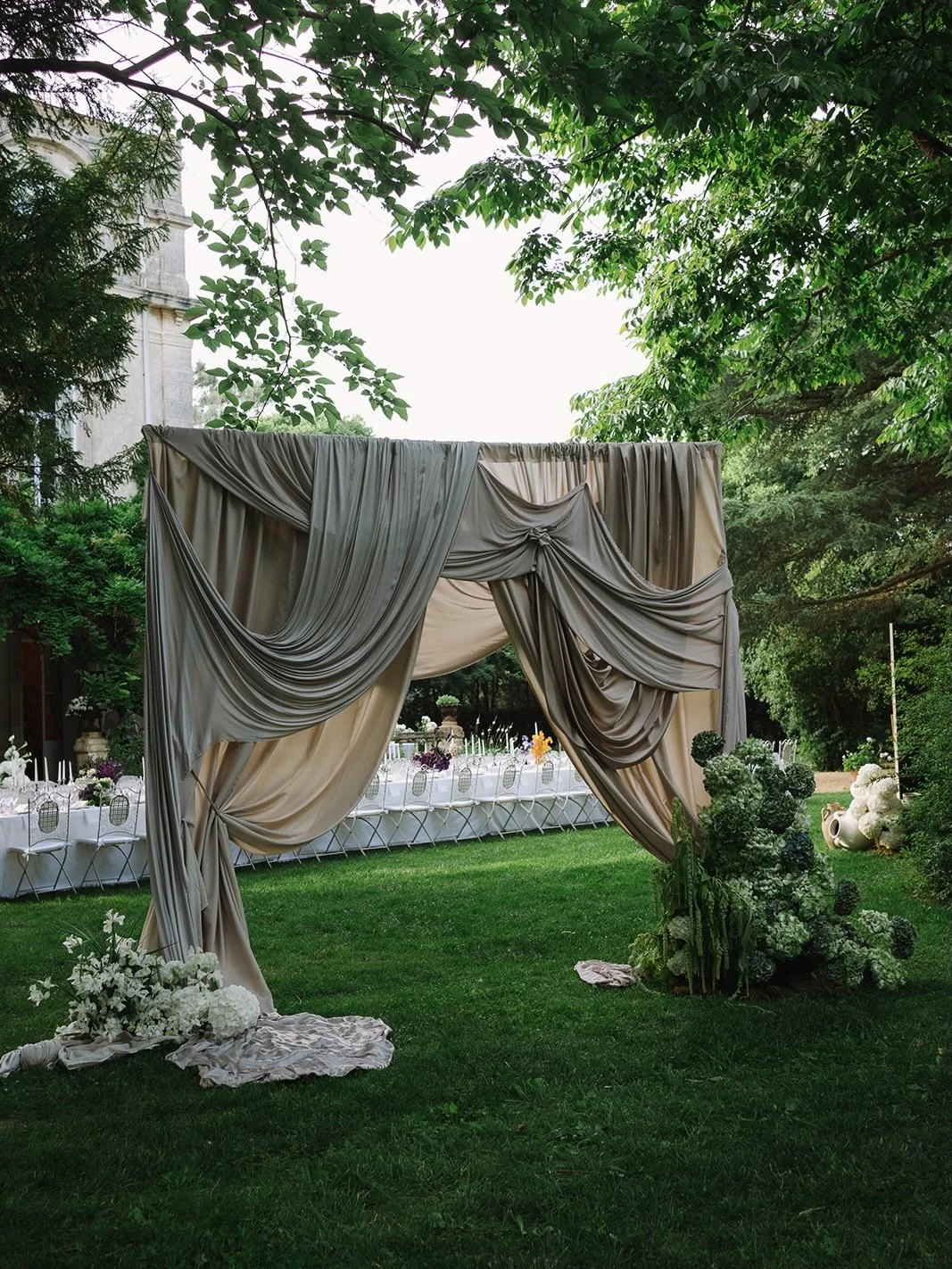 A theatrical draped frame creating a moment of transition
from cocktail hour to dinner.

Our newlyweds and their guests walked through it
making it more than decor &hellip; it&rsquo;s a scene ! 

Published on @the_lane 
Wedding Venue: @lesjardinsdeca