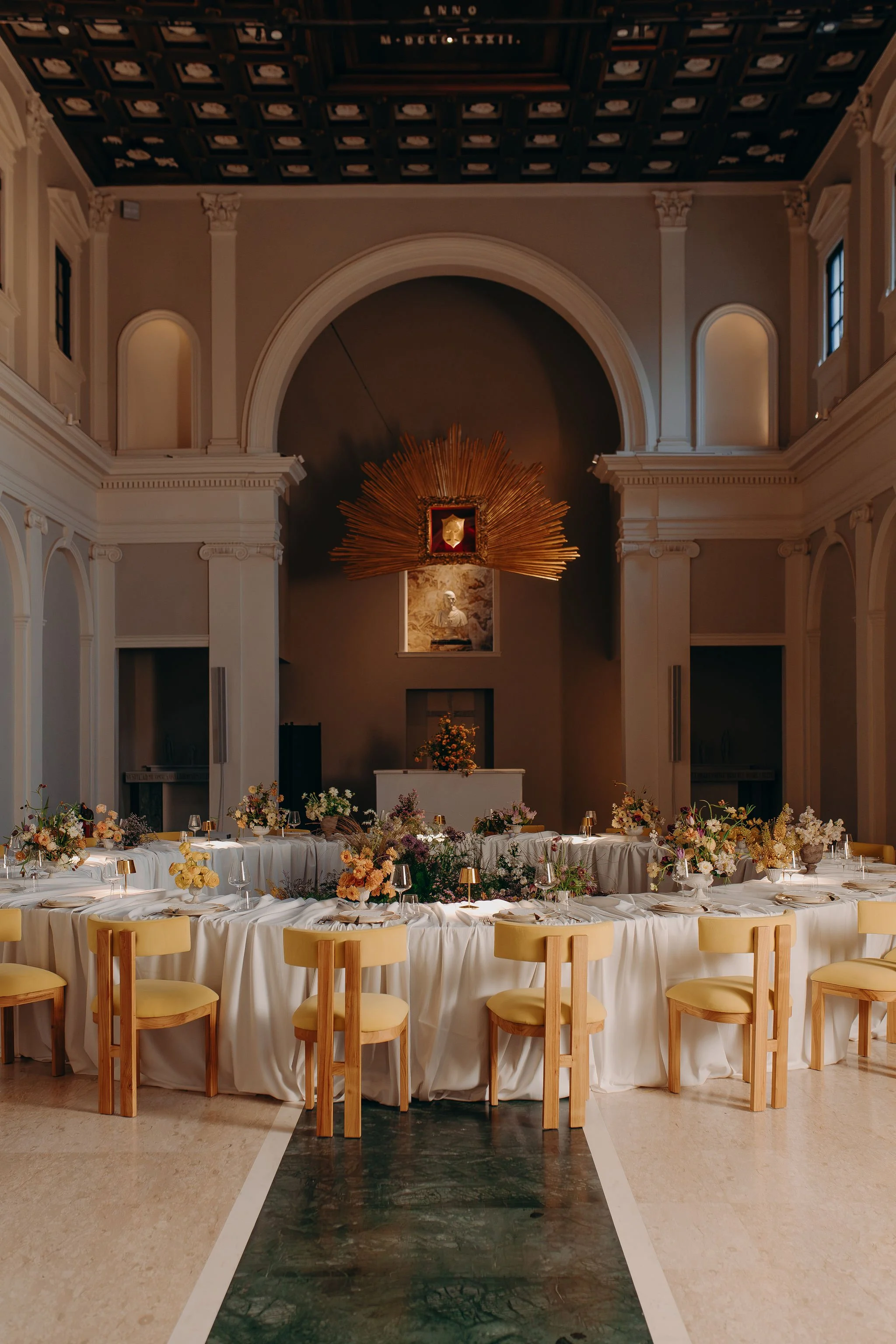 Florence, Collegio alla Querce: an editorial shoot between grandeur and floral lightness
