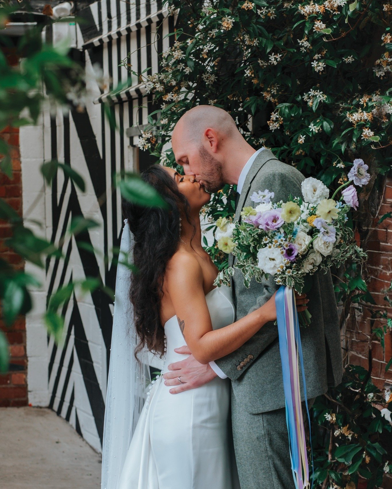 A lil' summer throwback shot in The Courtyard with these two absolute cuties 😍

Photo by @jolleyphotographer 
Florals by @bloomstreetflorals 
Hair by @haircomesthehairstylist 

#theshackrevolution #shackrevolution #weddingvenuesuk #ukweddingvenues #