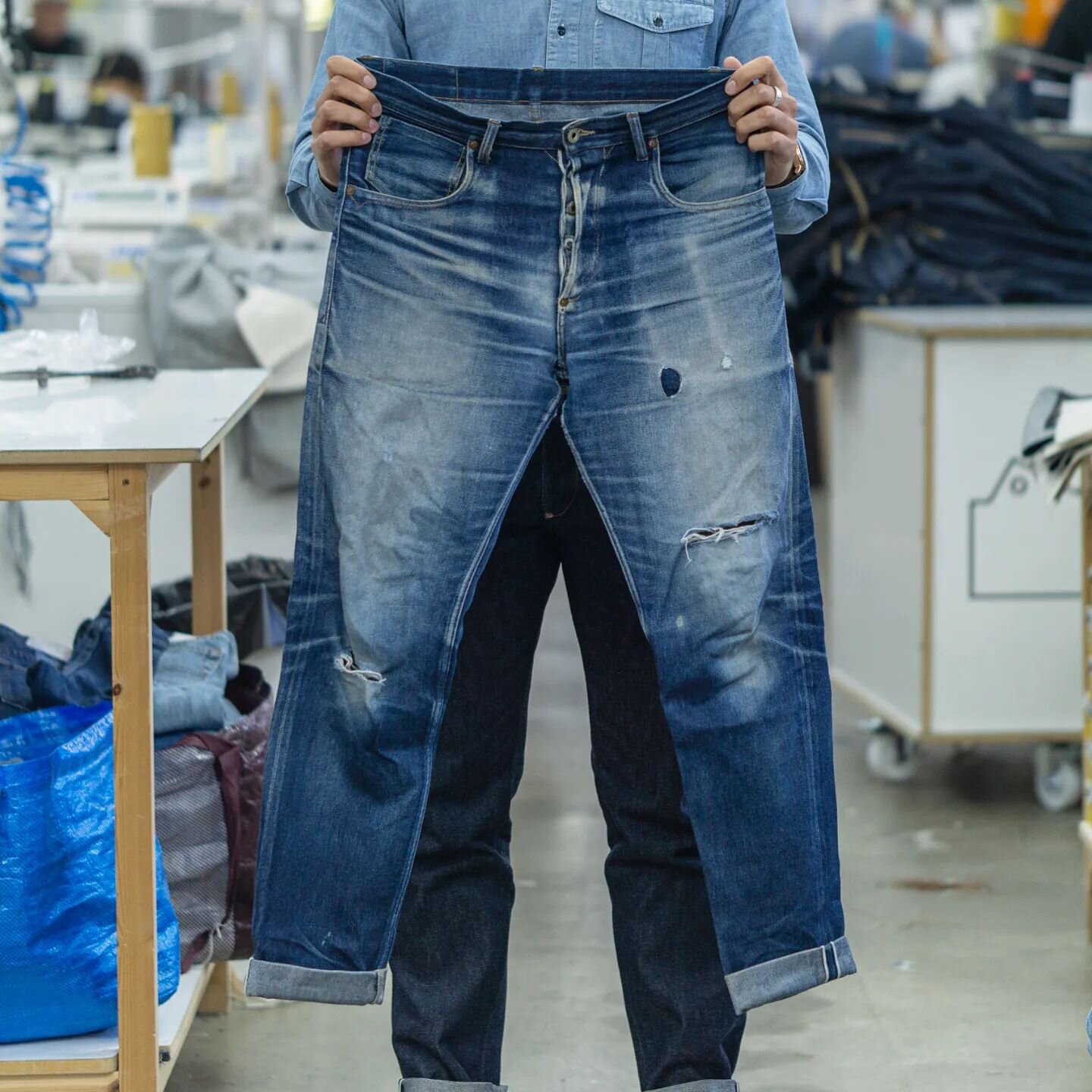 What part of fading your latest pair of jeans do you enjoy the most? Tom loves seeing the day to day changes in the shades of indigo as he wears them 💙👖🇬🇧

#unitedoverallsco #ed1 #britishdenim #denim #rawdenim #denimstyle #denimhead #selvedge #se