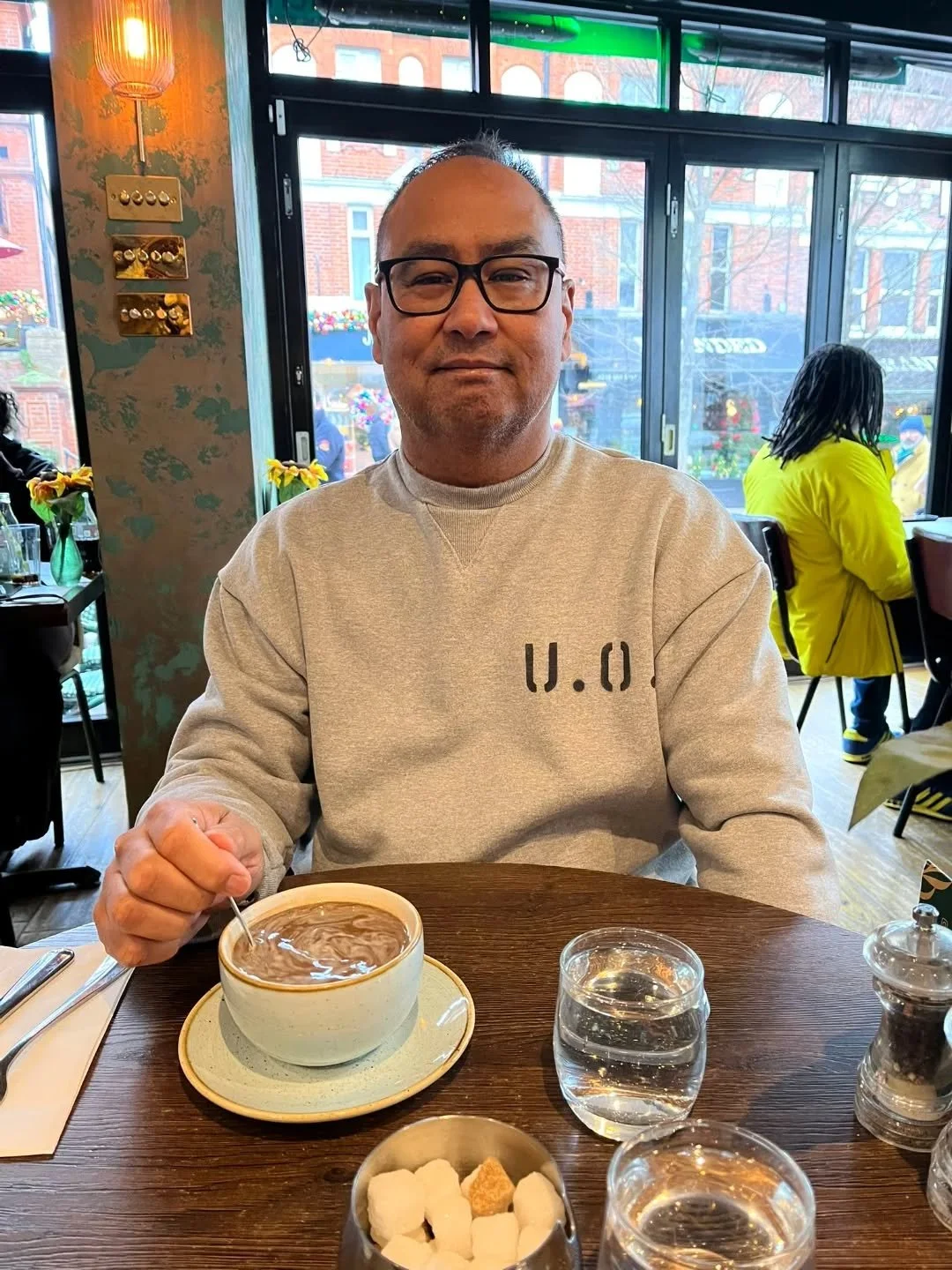 Hope everyone enjoyed their Christmas, we are stuffed from multiple dinners and plenty of good drinks! Here is @cedric.burke1 wearing our British Stencil Sweatshirt today relaxing out and about after all the festive gatherings 🎄🇬🇧

#unitedoveralls