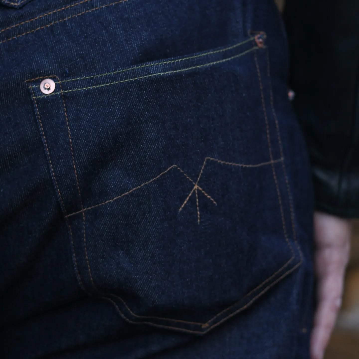 Our arcuate is based off the British Broad Arrow symbol that is used to mark Government property, often seen on military equipment and clothing ⬇️🇬🇧

🍑 from @hoxtoncycles 

#unitedoverallsco #ed2 #britishdenim #britishmade #menswear