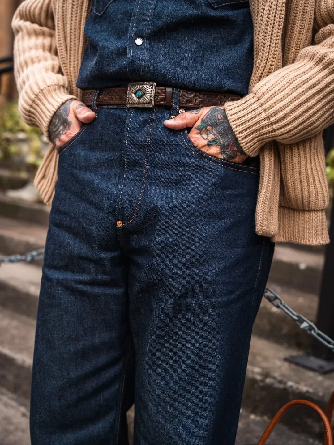 Details are always important to us, from reinforcing the one piece fly with a rivet or making the pocket openings bigger and more comfortable so that it is easy to access your phone/wallet/hot wheels cars (in Tom's day to day) 👖

📸 by @actualorigin