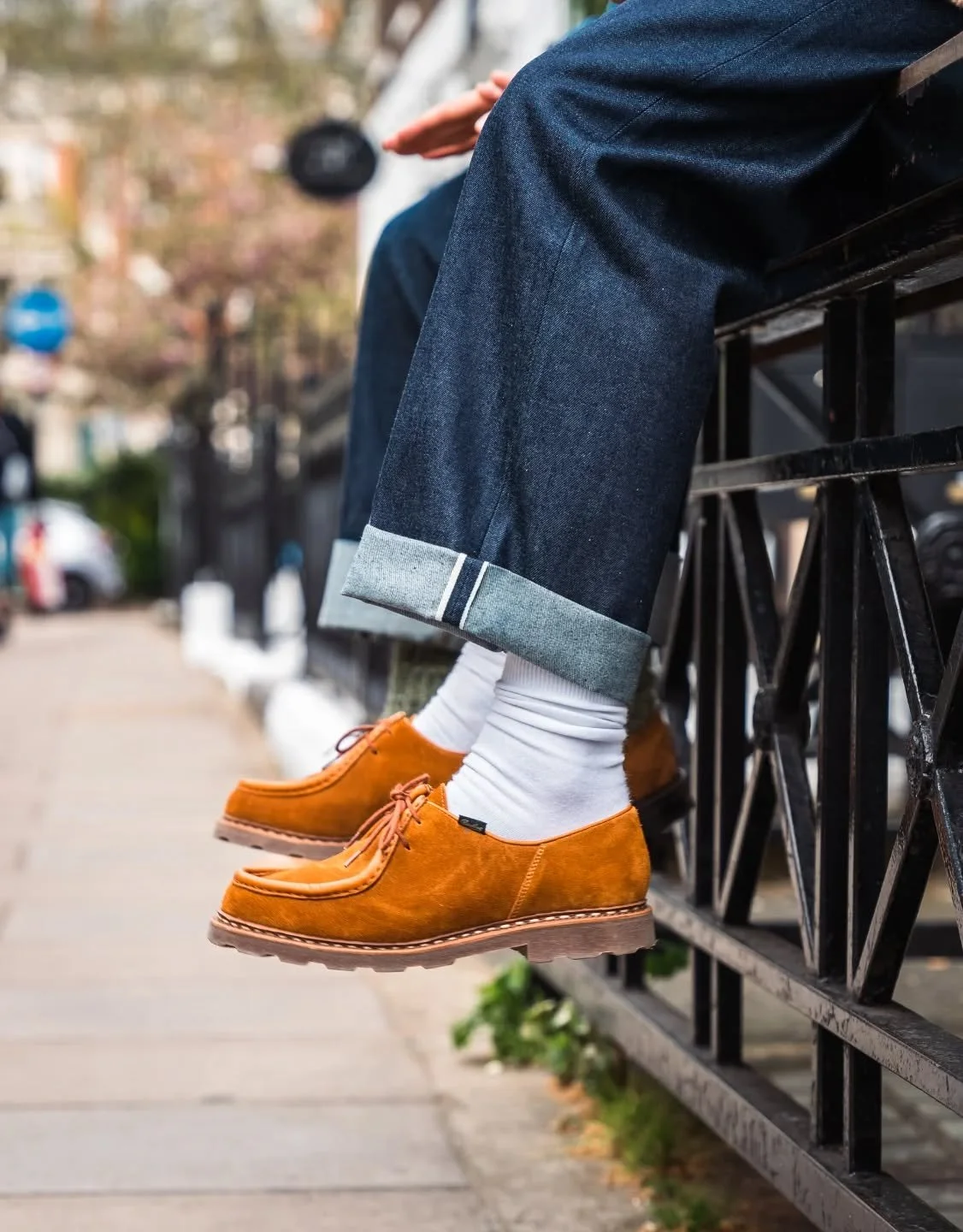 Just hanging around 👞 

Our British woven denim features a clean looking white selvedge ID to subtly refer to early denim before ID's were used to differentiate fabric going to specific brands 👖

📸 by @illcutz 🦵 by @1lrg

#unitedoverallsco #ed2 #