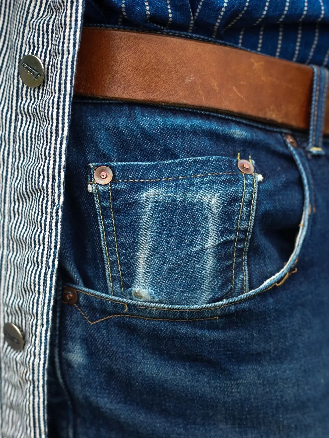 Seeing the details of how your jeans evolve with you over time is one of the special parts of owning raw denim.What are your favourite parts of wearing your jeans? 👖

📸 by @hoxtoncycles 

#unitedoverallsco #ed2 #britishdenim #workwear #rawdenim