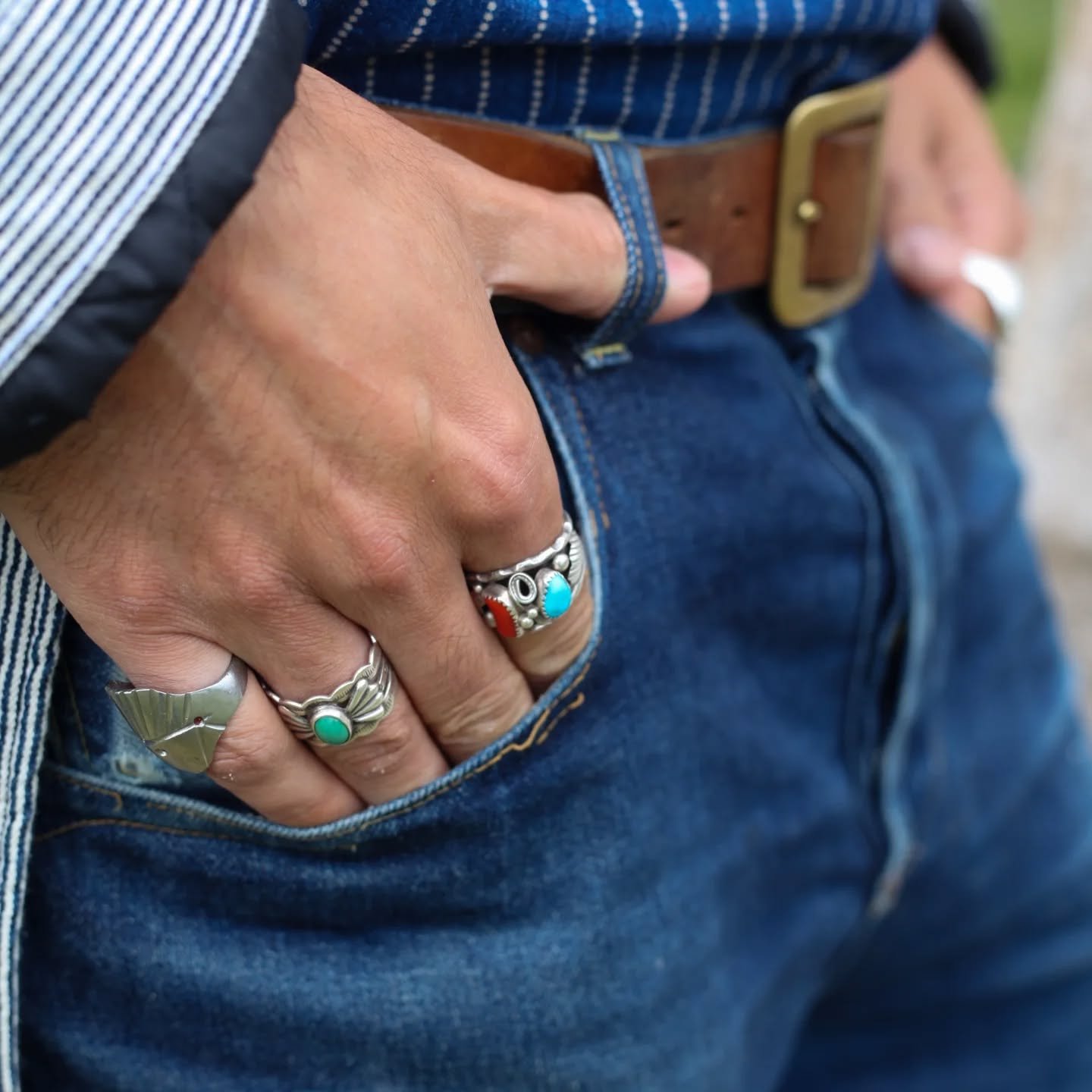 How do you accessorise your denim? Some of Tom's rings and a beautifully aged @ernestwalkerltd belt 👀

📸 by @hoxtoncycles 

#unitedoverallsco #ernestwalkerltd #heritage #workwear #britishmade