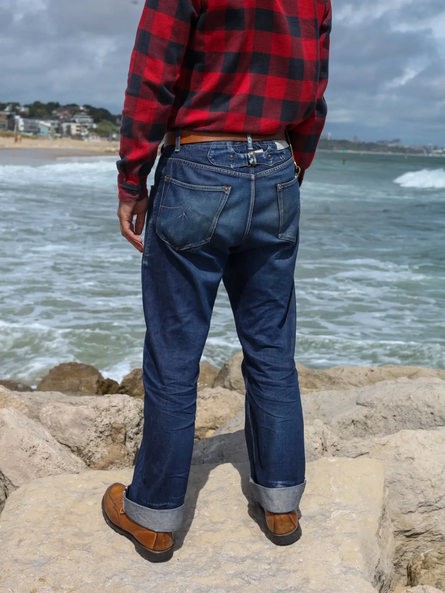 Our ED-2 jeans enjoying a moment of sun on Sandbanks beach and Tom in his natural habitat looking in rock pools ⛱️

Did you know Sandbanks is the most expensive place in the UK per square foot?

#unitedoverallsco #ed2 #rawdenim #menswear #britishmade