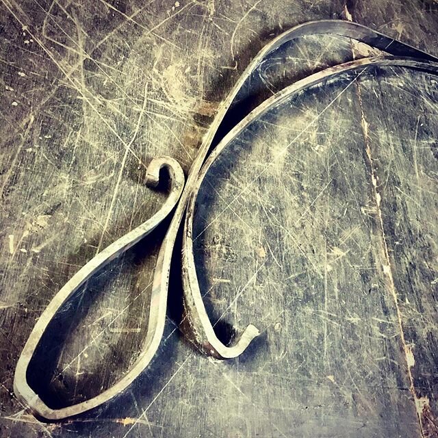 Next commission on the table..
#handrail #handforged #kindakurly #bespoke  #bespokedesign #newelpost #interiordesign #westlondonblacksmith #hotmetalworks