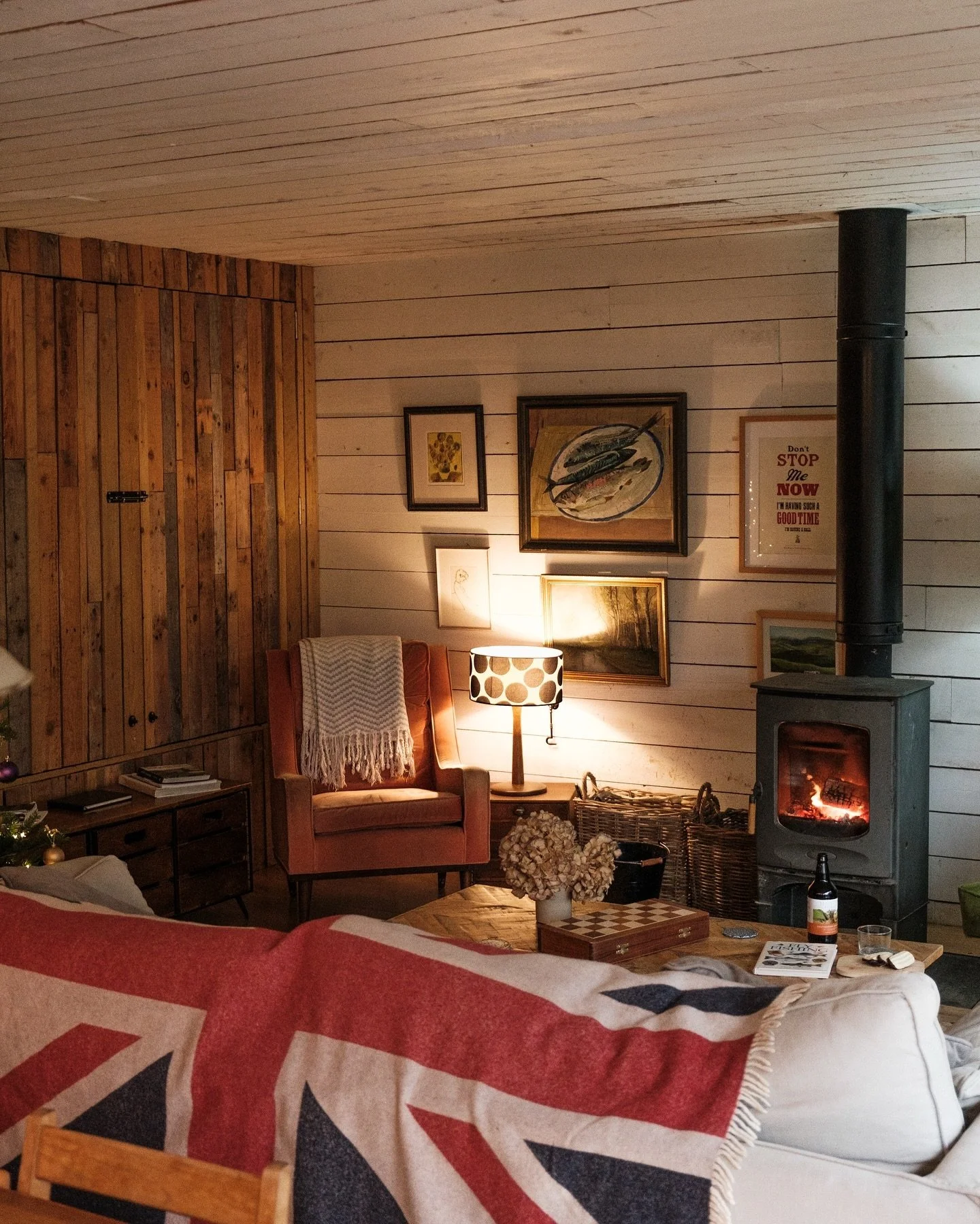 AD - A few moments captured during a very relaxing pre-Christmas stay at @ditchlingcabin in East Sussex last week. Beautifully designed, inside and out. Biggest bed I&rsquo;ve ever seen, wooden hot tub set on a deck overlooking a private lake full of