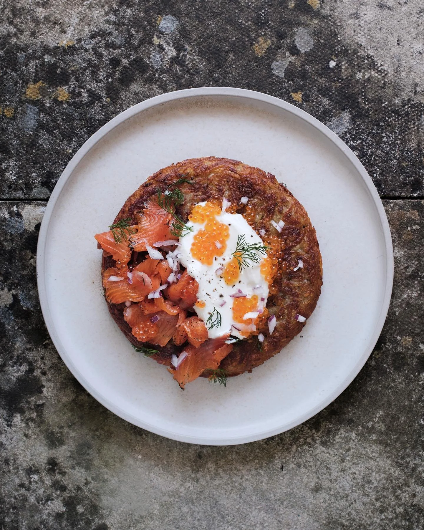 Cured Chalk Stream trout with crispy potato rosti, sour cream + trout roe

Recipe here - https://bitly.ws/Zqa5 

#brunch