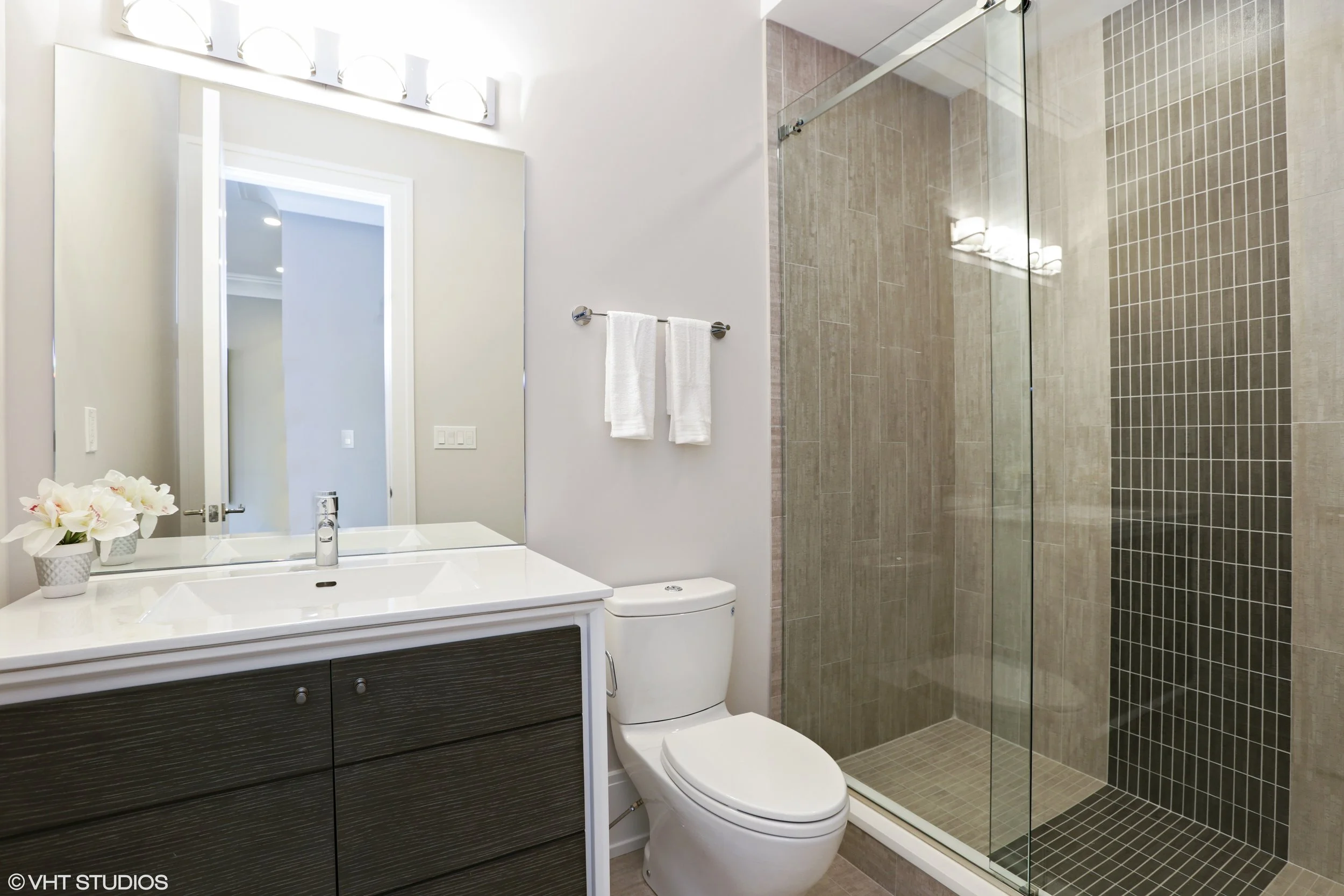 27_2116NorthMagnoliaAve_9_2ndBathroom_HiRes.jpg
