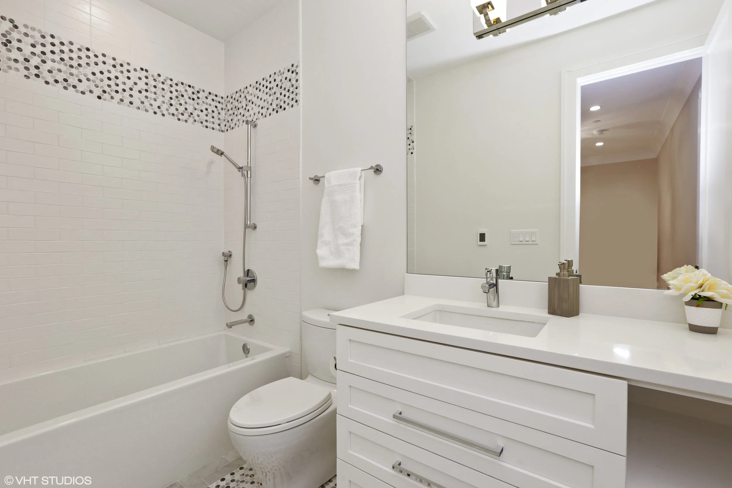30_2116NorthMagnoliaAve_12_5thBathroom_HiRes.jpg