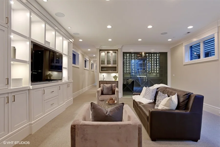 22_2122NKenmoreAve_3_FamilyRoom_LowRes.jpg