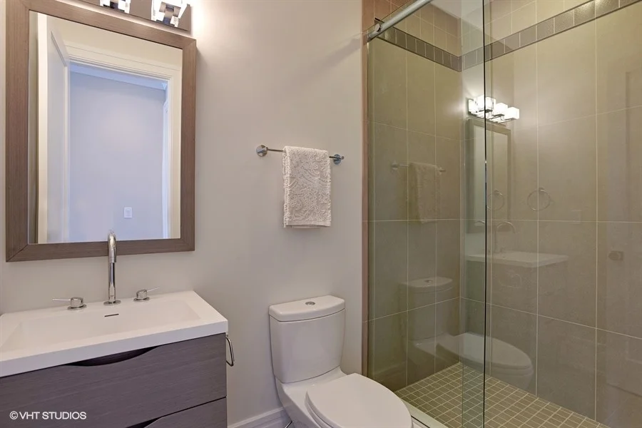 41_2122NKenmoreAve_12_5thBathroom_LowRes.jpg