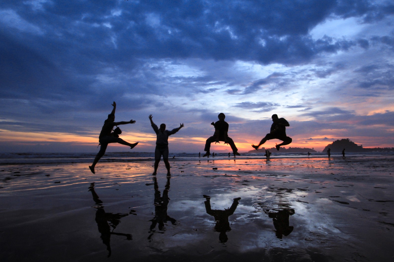backpackers-jump-at-beach_t20_09yk2v.jpg