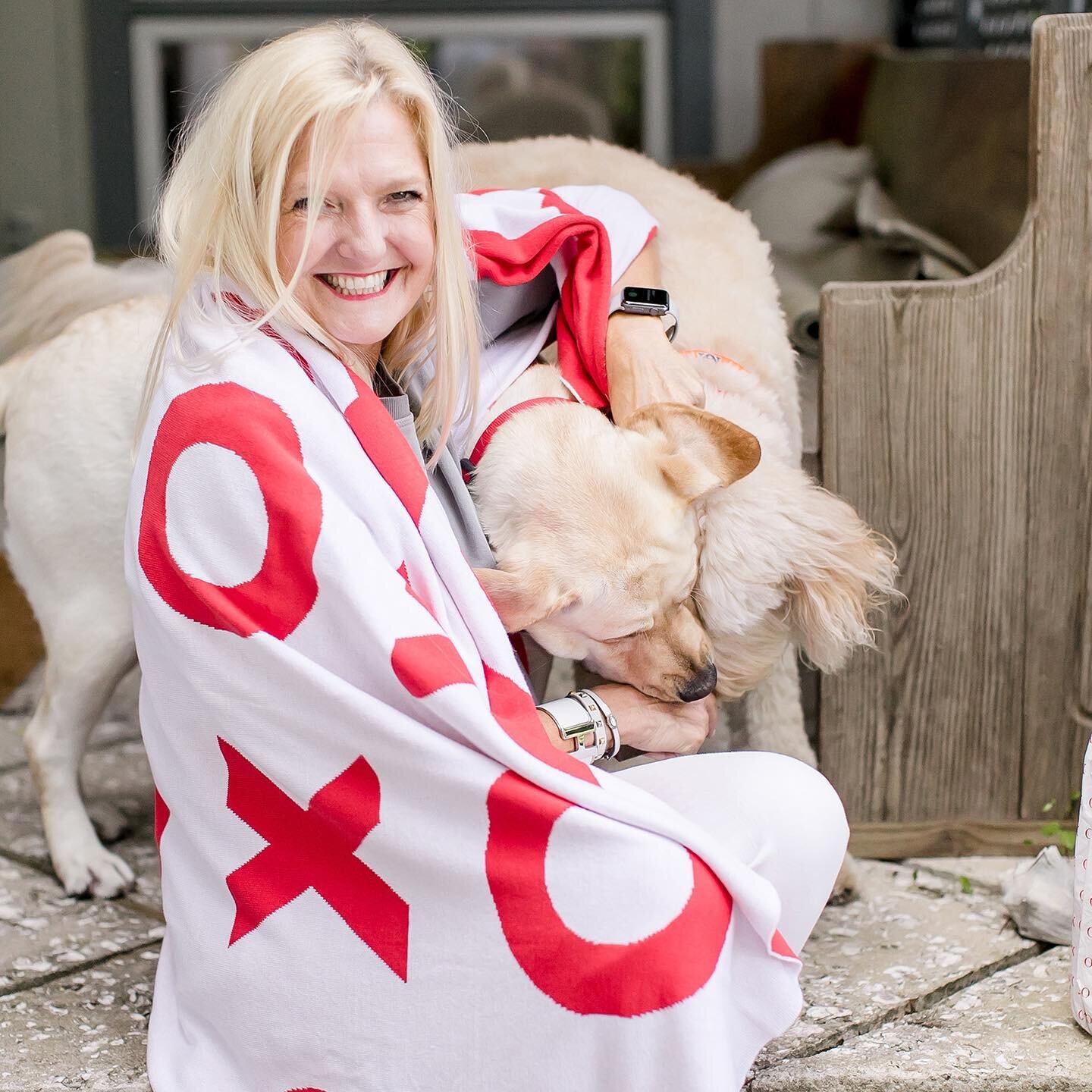 Blankets and dogs are a girl&rsquo;s best friends 😉 There is still time to take advantage of the @sbdesignstudio Valentine&rsquo;s Day promo!

Send us a message or click the link in bio for more information. 

#wholesalegift #dallasmarket #dallasmar