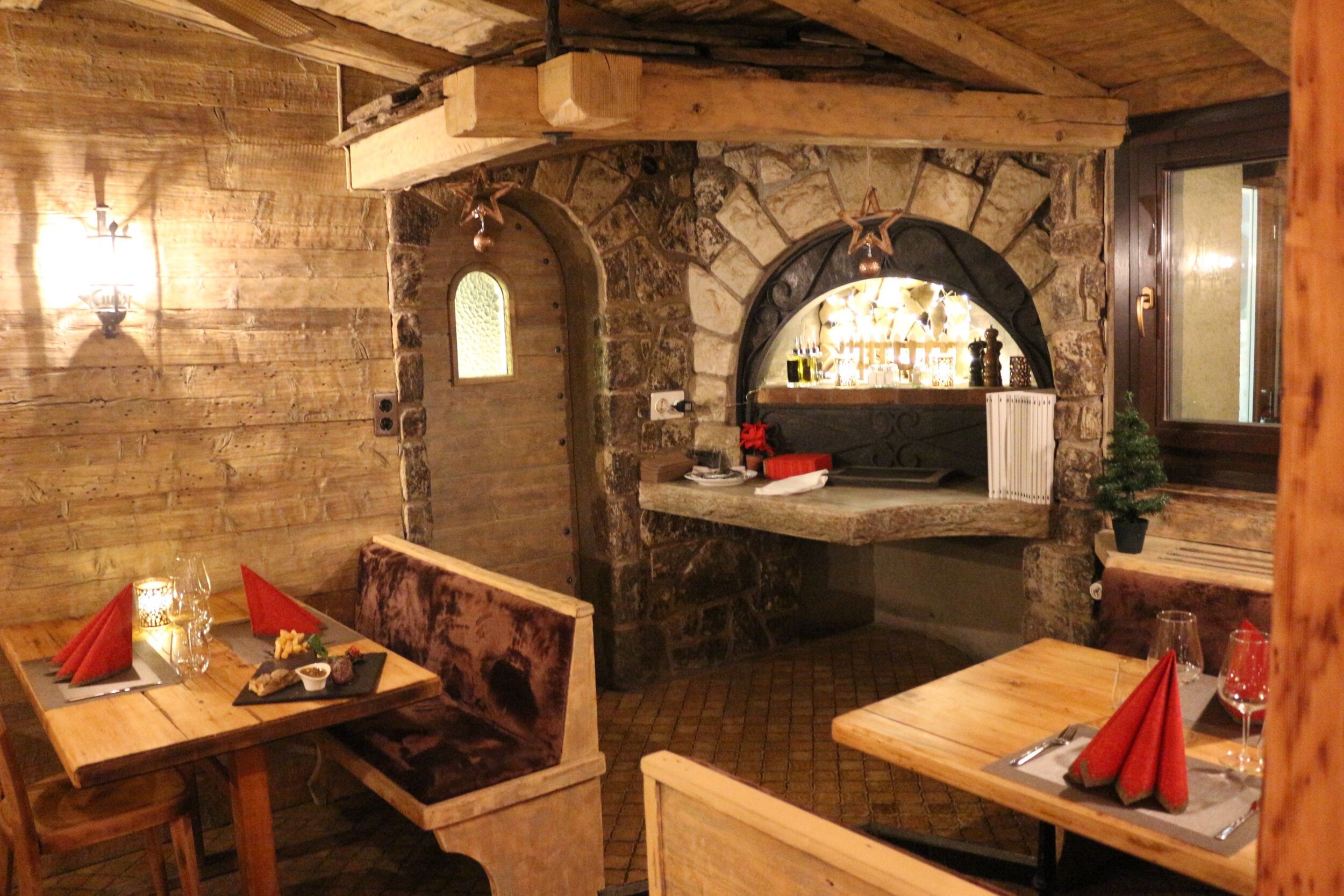 Les-Touristes-verbier-restaurant-Interior.jpg