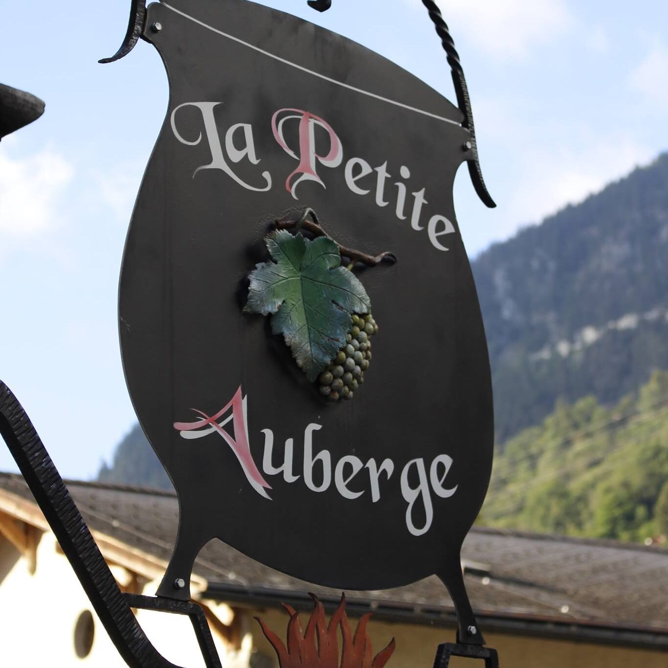 le-petite-auberge-versegeres-restaurant-sign.jpg