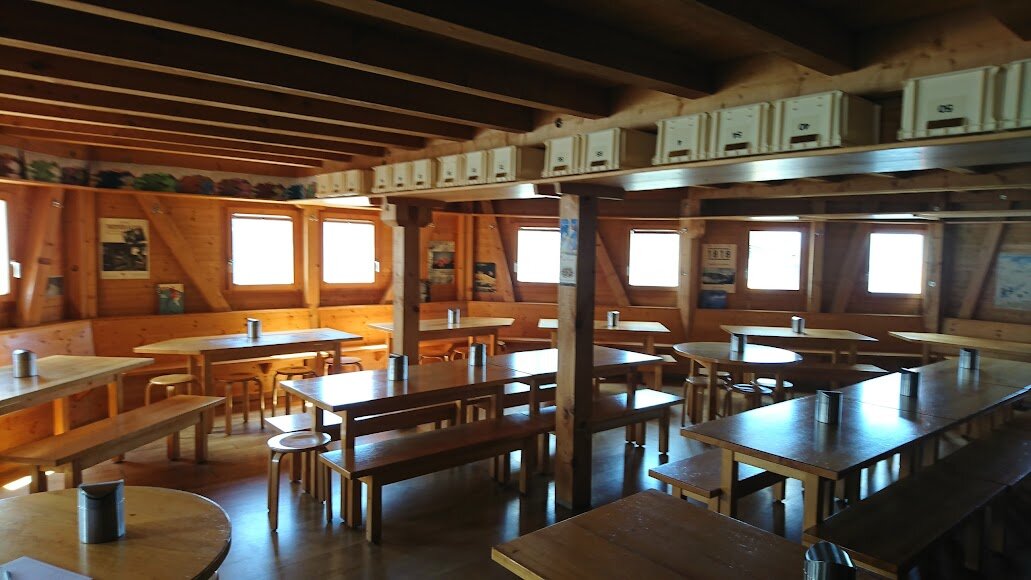 cabane-FXB-Panossiere-fionnay-mauvoisin-restaurant-interior.jpg